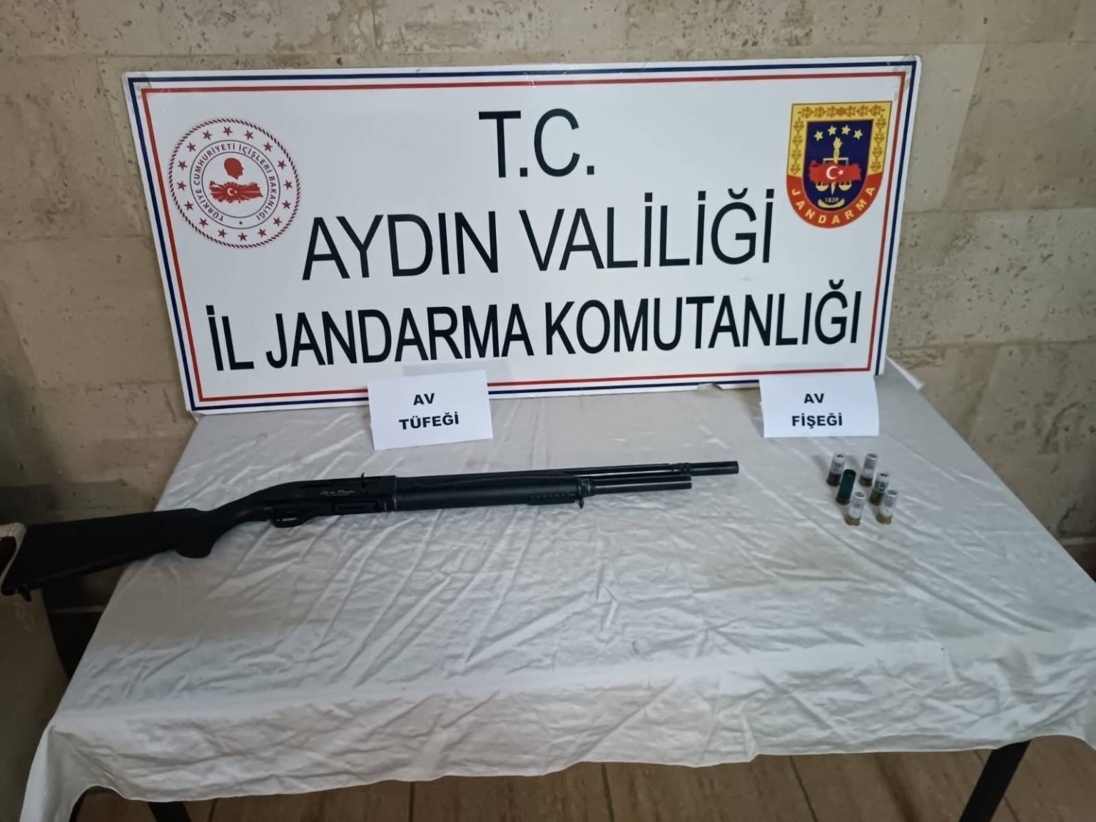 Ruhsatsız silah taşıyan 4 şüpheli yakalandı