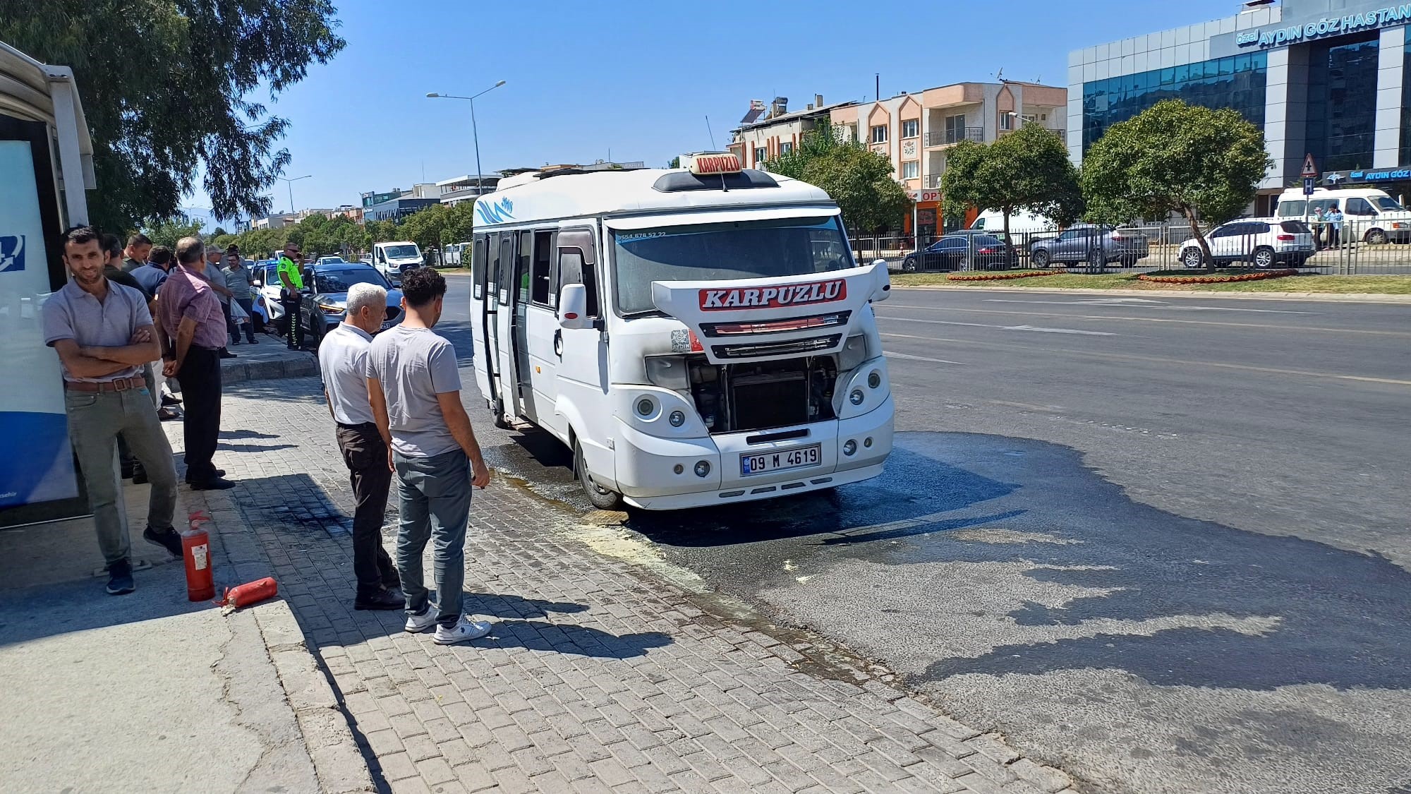 Seyir halindeki yolcu minibüsü alev aldı