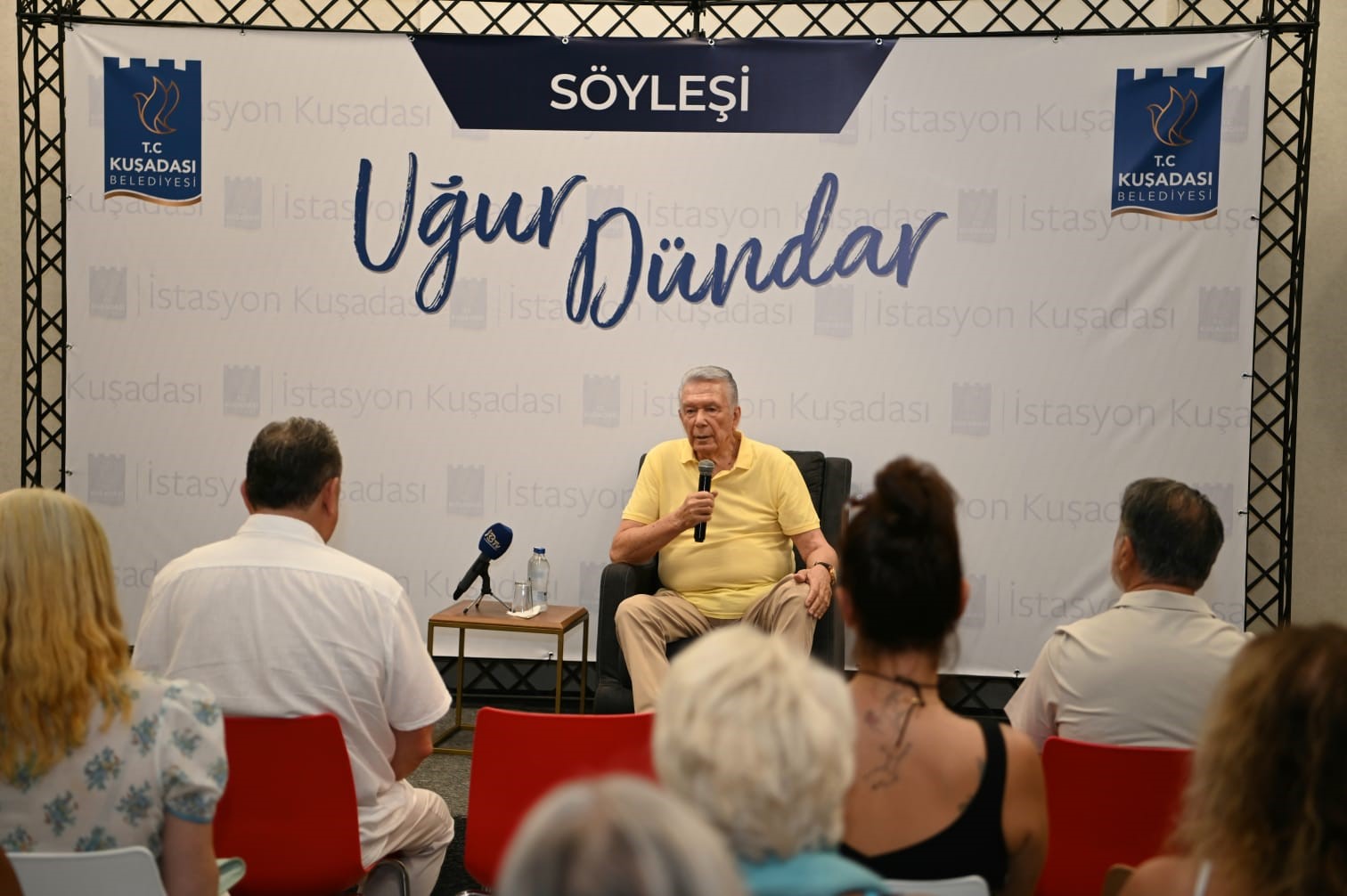 Gazeteci Uğur Dündar Kuşadası’nda sevenleriyle buluştu