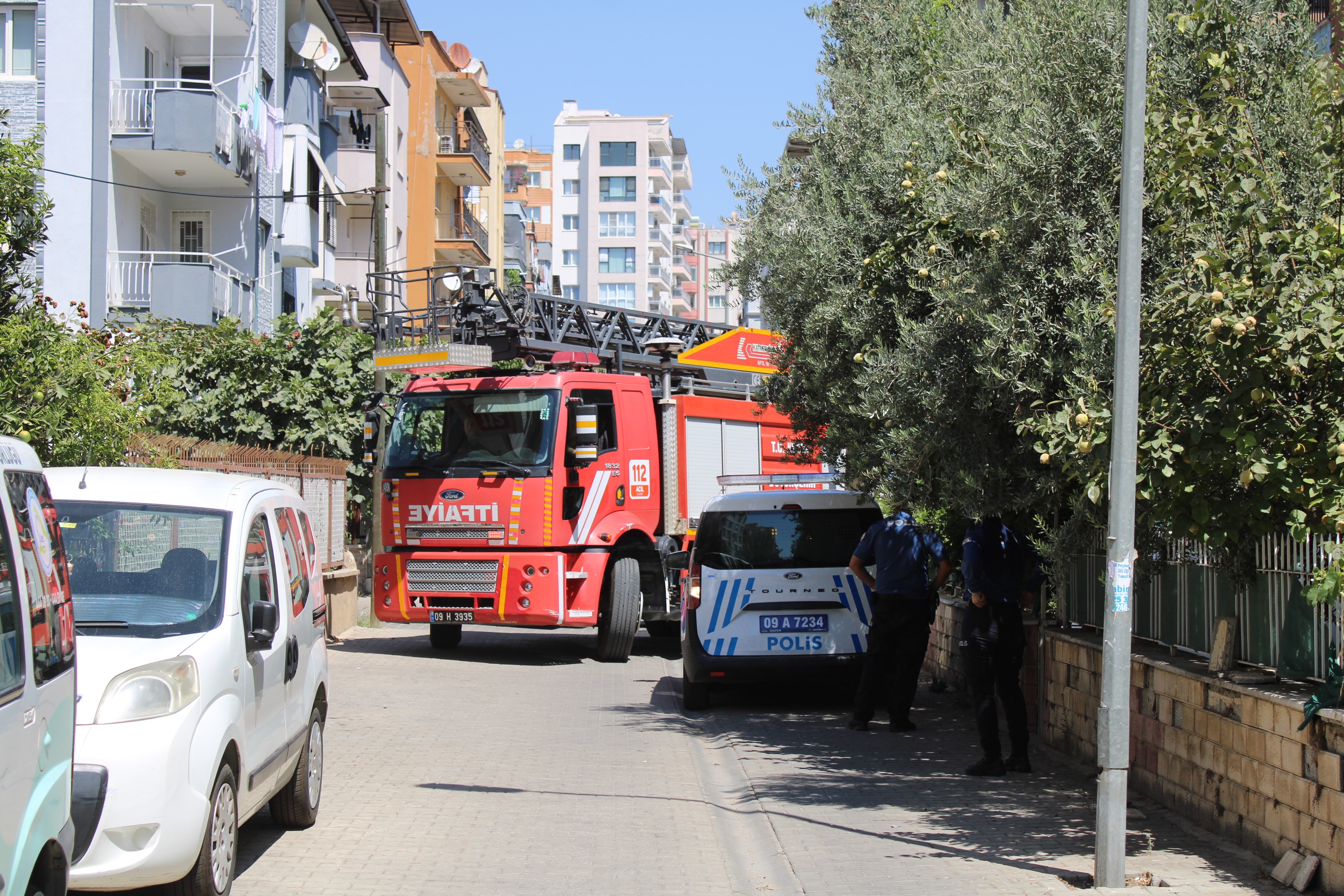 Sevimli kediyi kurtarmak için tüm ekipler seferber oldu, o kurtarılacağı anda atlayıp gitti