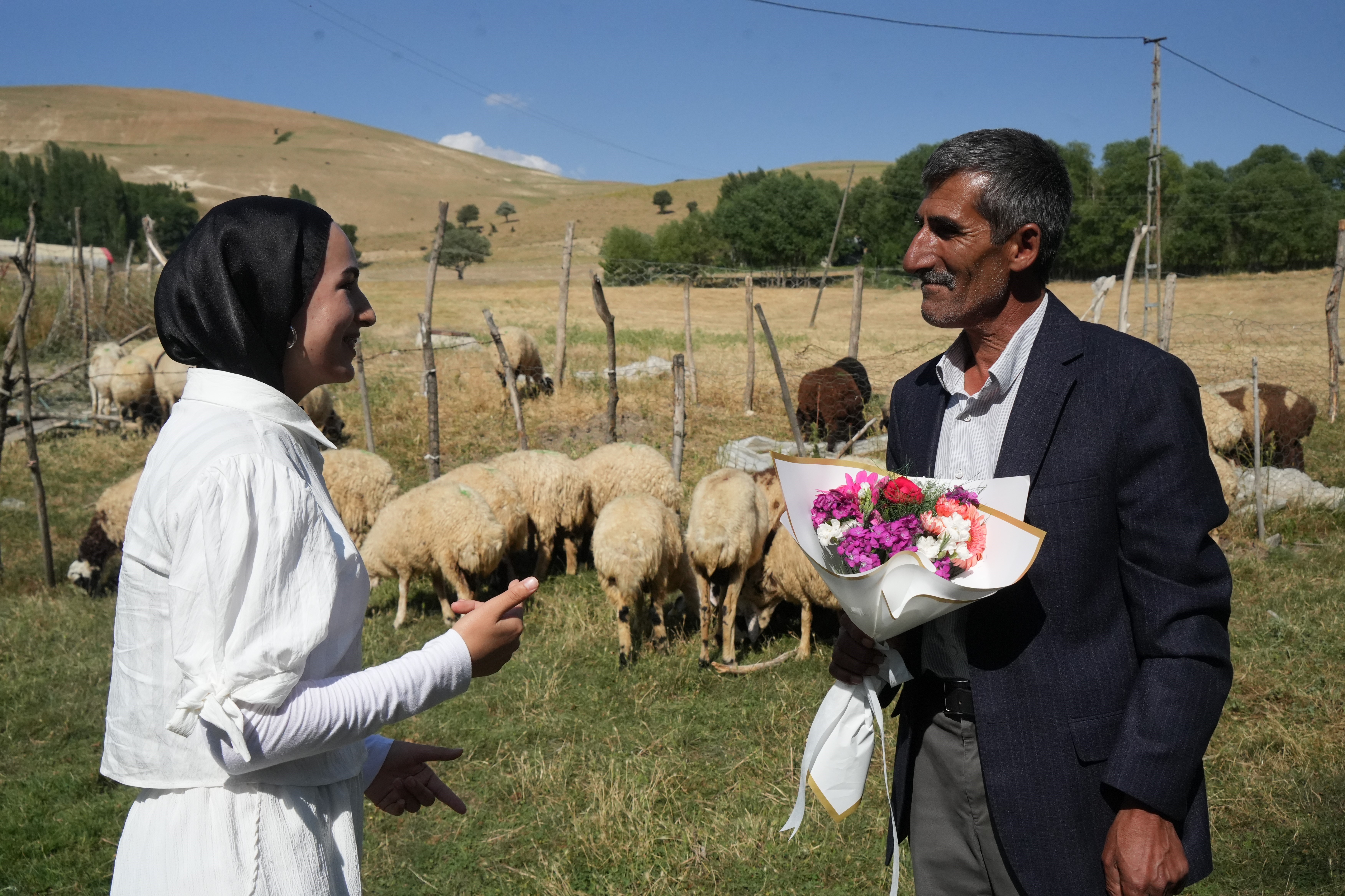 Babası sınav çıkışı çiçekle karşılamıştı, müjdeli haberi telefonla verdi