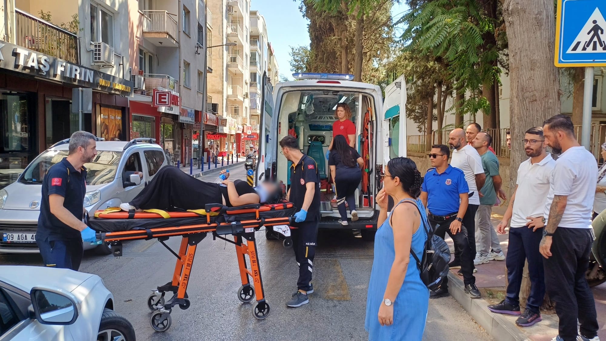 Otomobilin sıkıştırdığı iddia edilen motosiklet sürücüsü yaralandı
