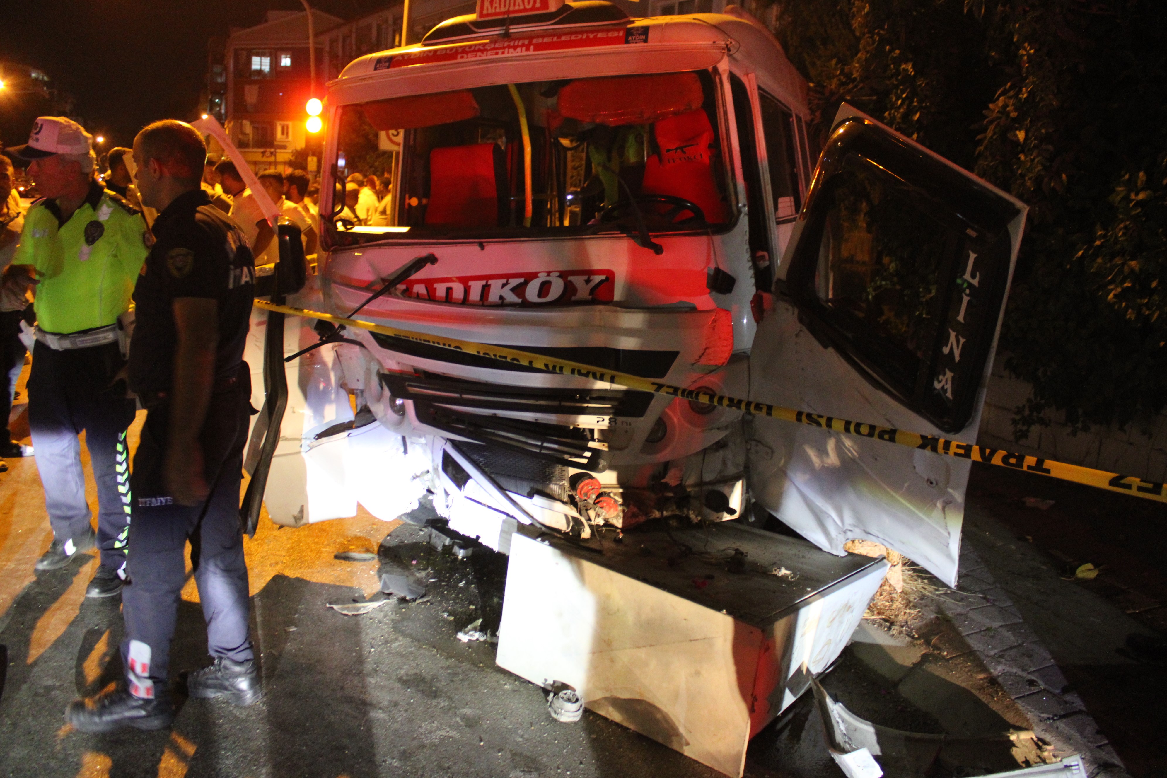 Minibüs ile otomobil çarpıştı: 11 yaralı