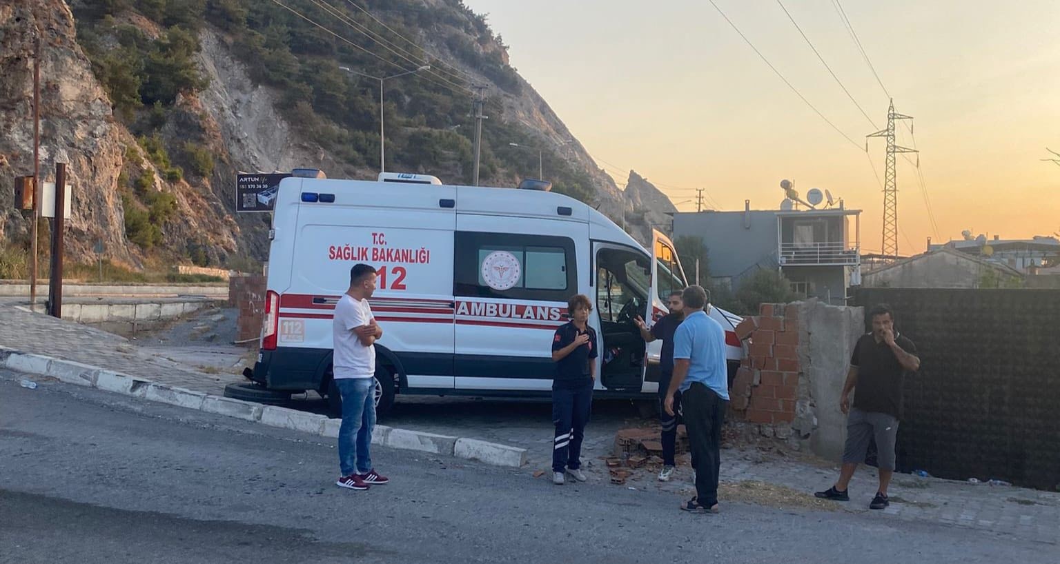 Ambulans ile cip çarpıştı