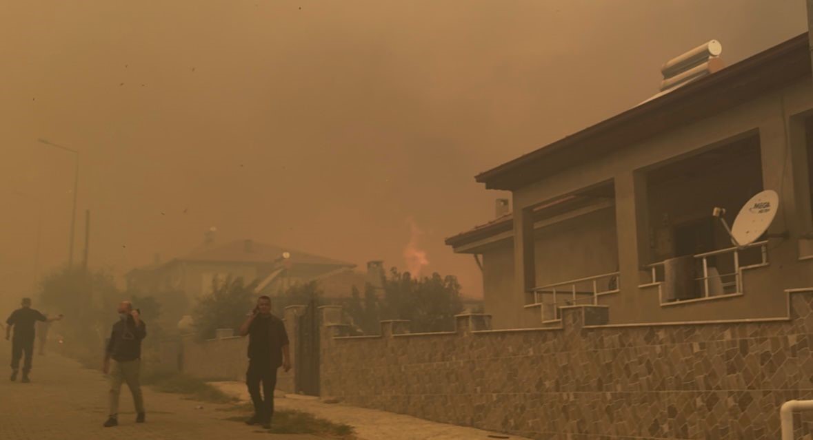 Alevlerin esir aldığı kırsal mahalle havadan görüntülendi