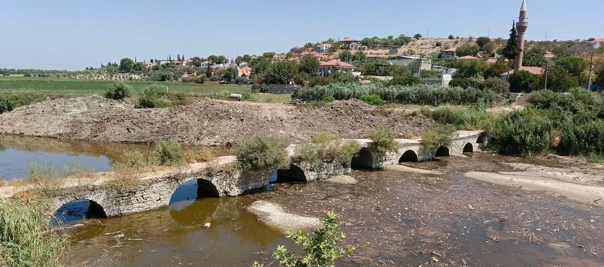 Taşköprü temizliğinde tarihi sütun parçası bulundu