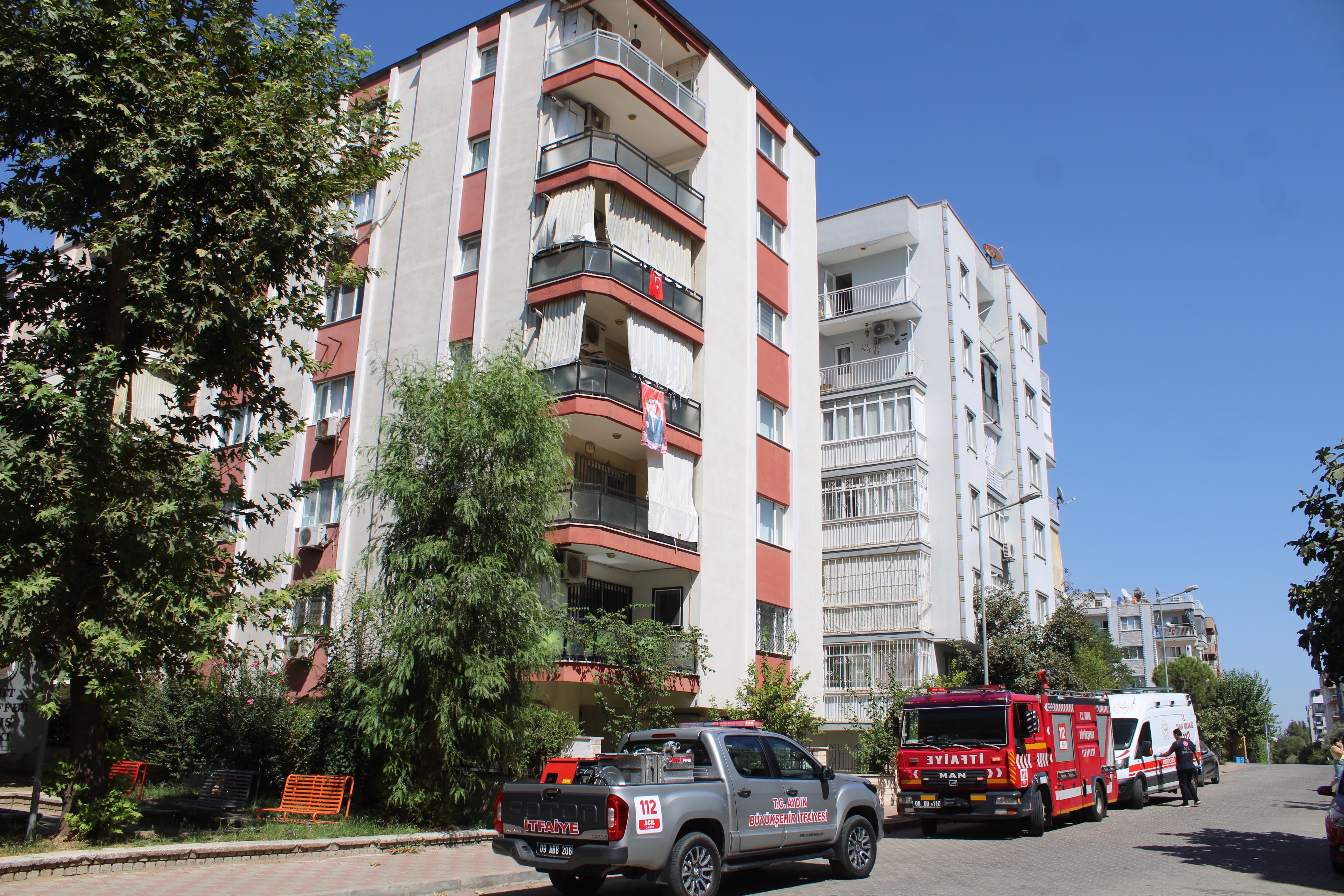 Şalterleri kapattı, yangının önüne geçti