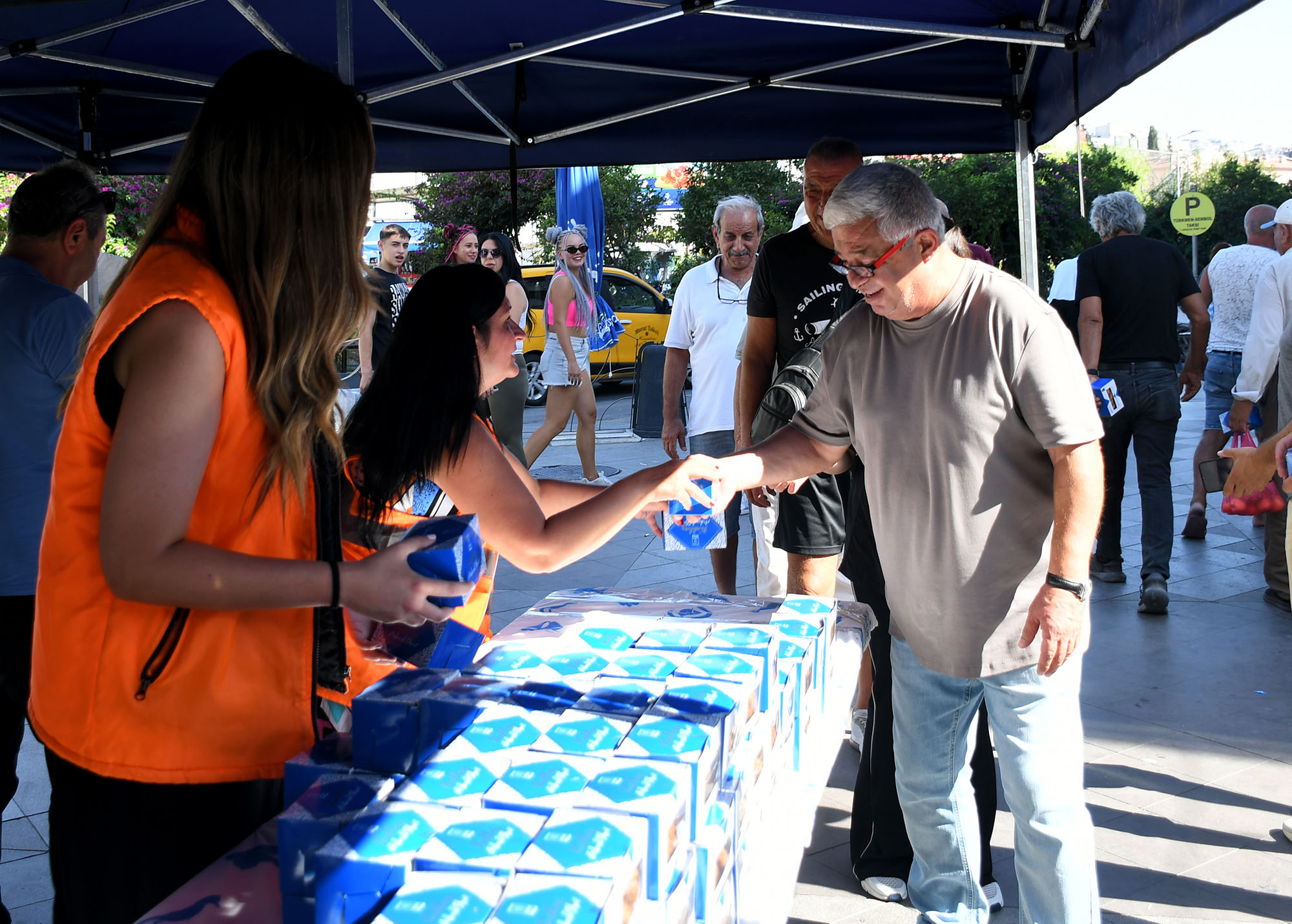 Kuşadası Belediyesi’nden Kandil Simidi ikramı