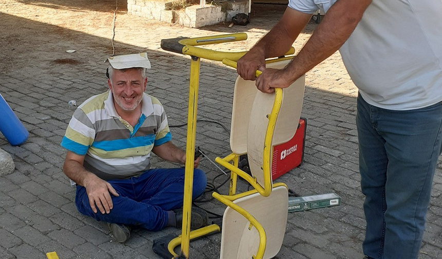 Öğrencileri için kaynak makinesinin başına geçti