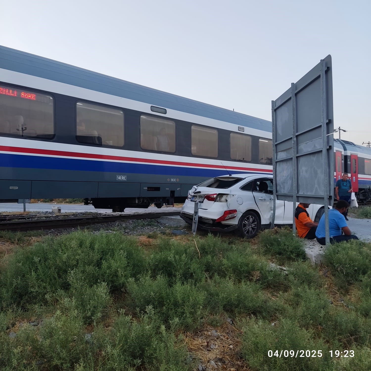 Yolcu treni otomobile çarptı: 1 yaralı
