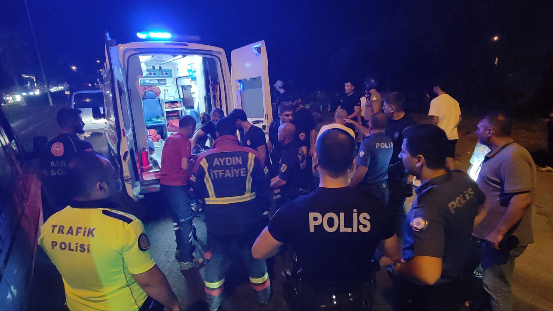 Kontrolden çıkan otomobil kamyonetlere çarptı: 3 yaralı