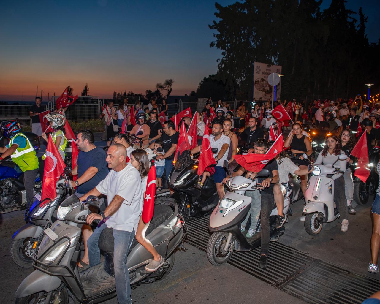 Binlerce kişi Kuşadası’nın kurtuluşu için yürüdü