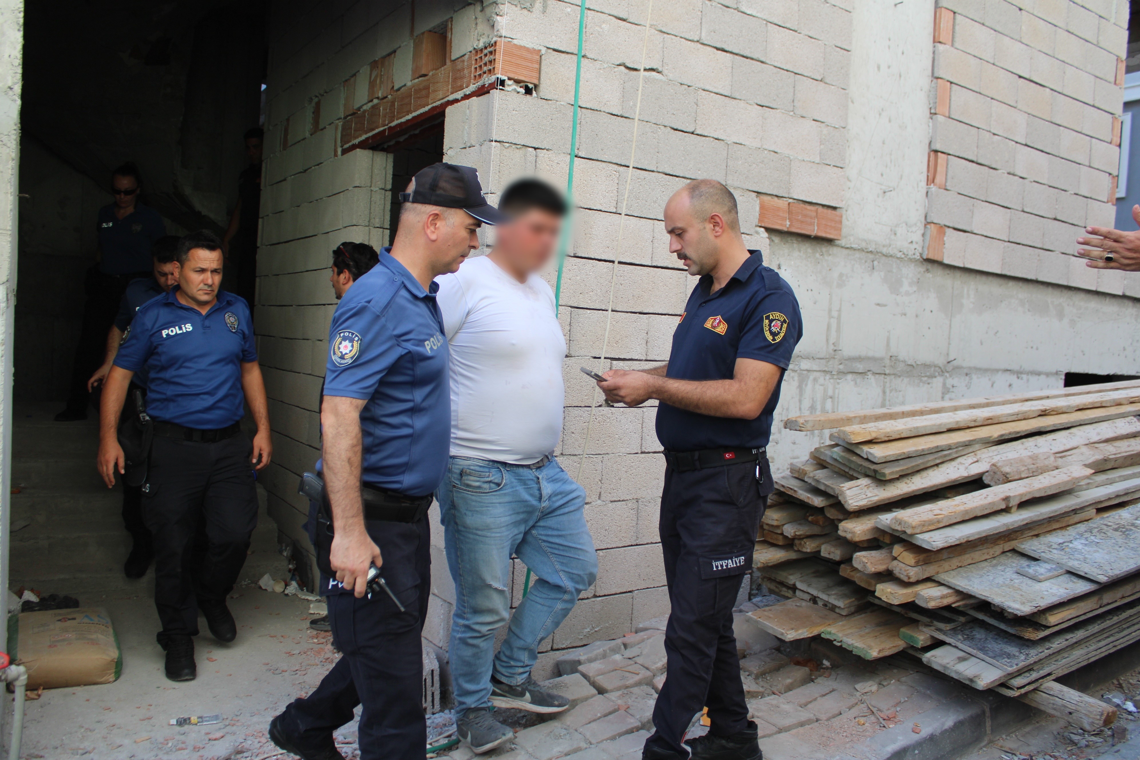 Çatıya çıkan şahsı ekipler ikna edip indirdi