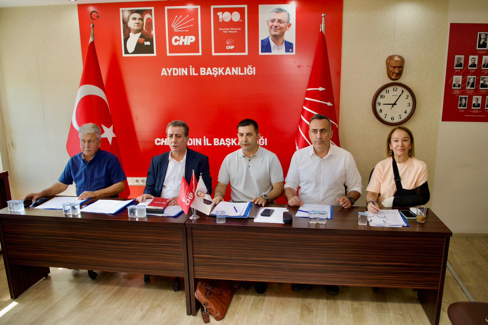 ‘İstanbul İl Başkanlığımız yalnız değildir! CHP yalnız değildir!’