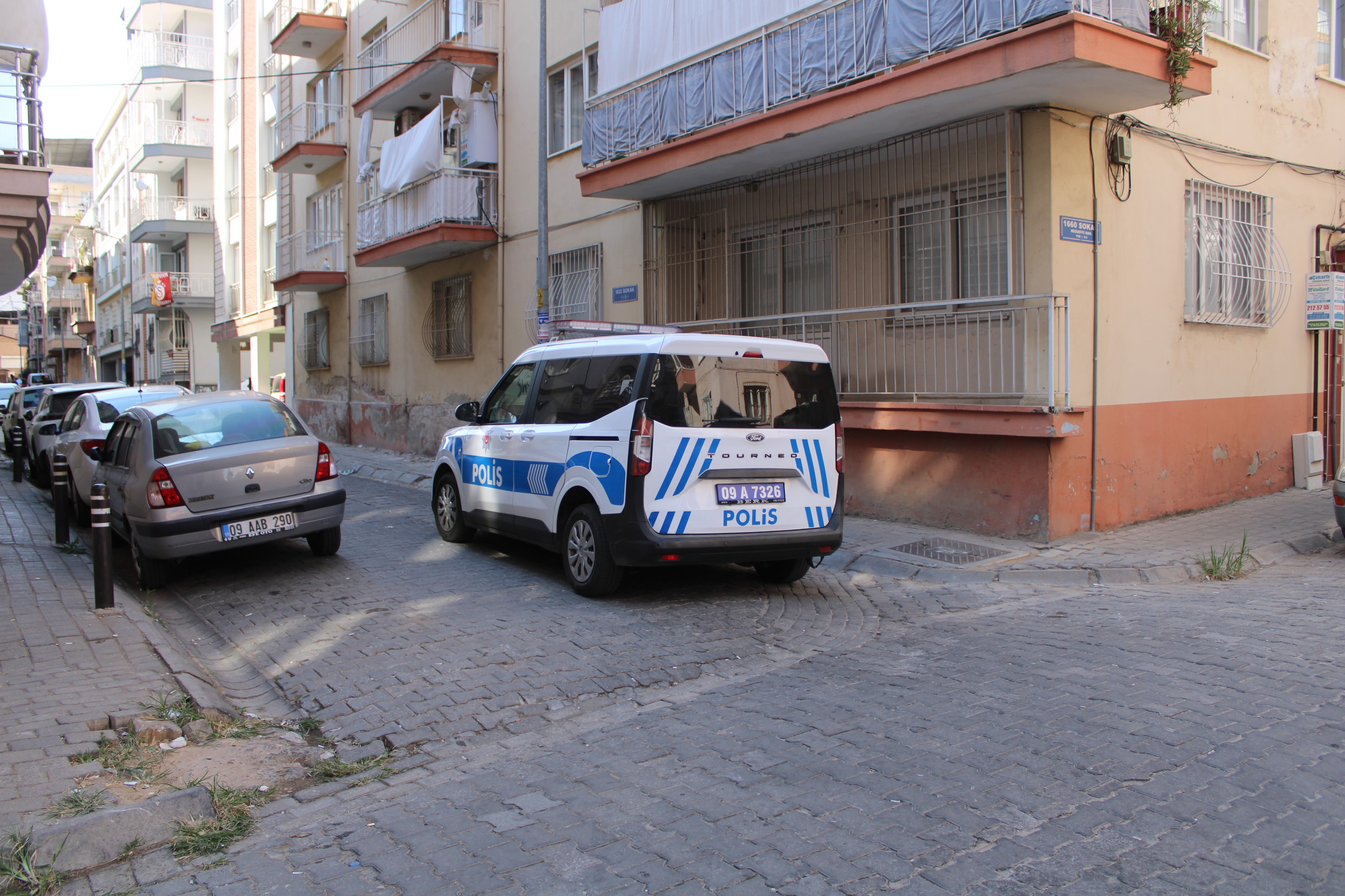 Kapının önüne koyulan çöp, ekipleri harekete geçirdi