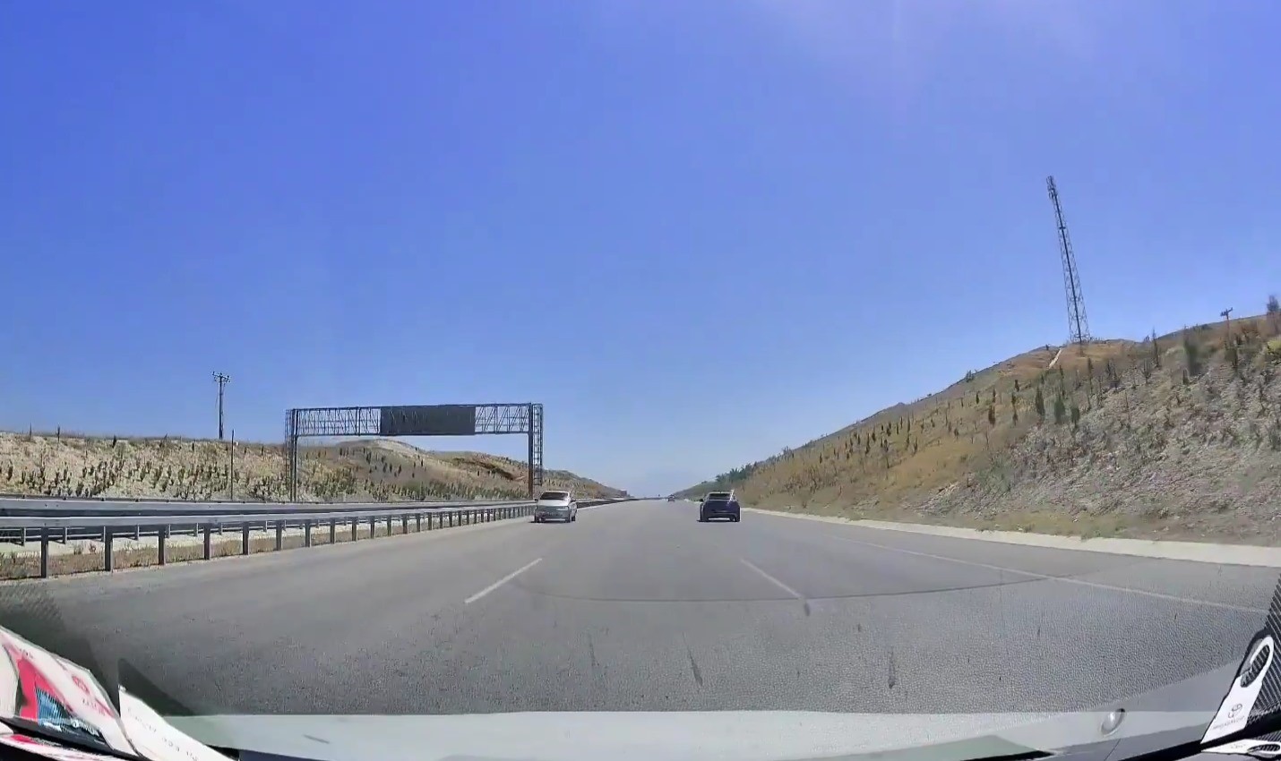 Denizli-Aydın otoyolunda ters yönü kullanan sürücü trafikteki insanların canını hiçe saydı