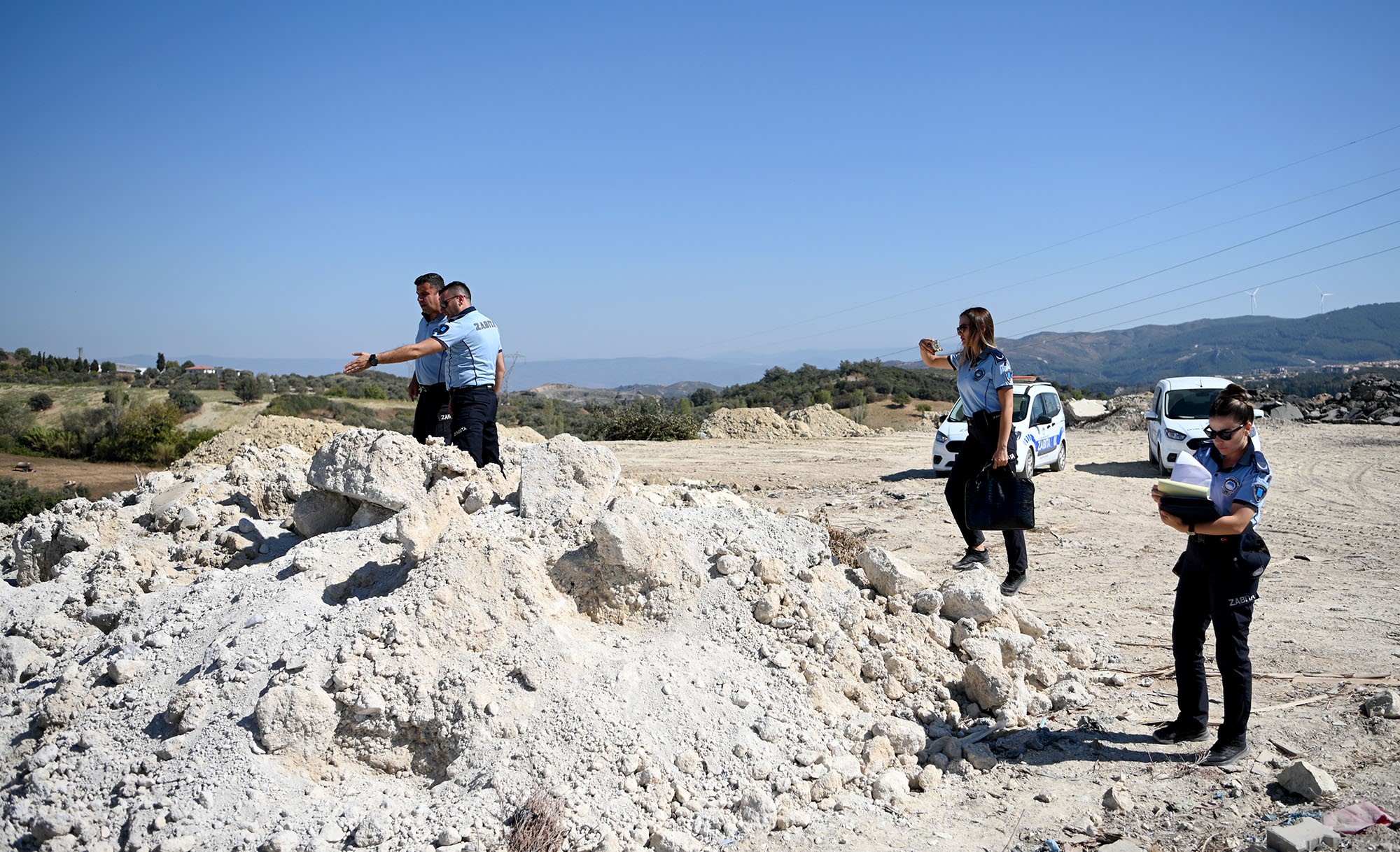 Kuşadası'nda kaçak moloz döken kamyon sürücüsü suçüstü yakalandı