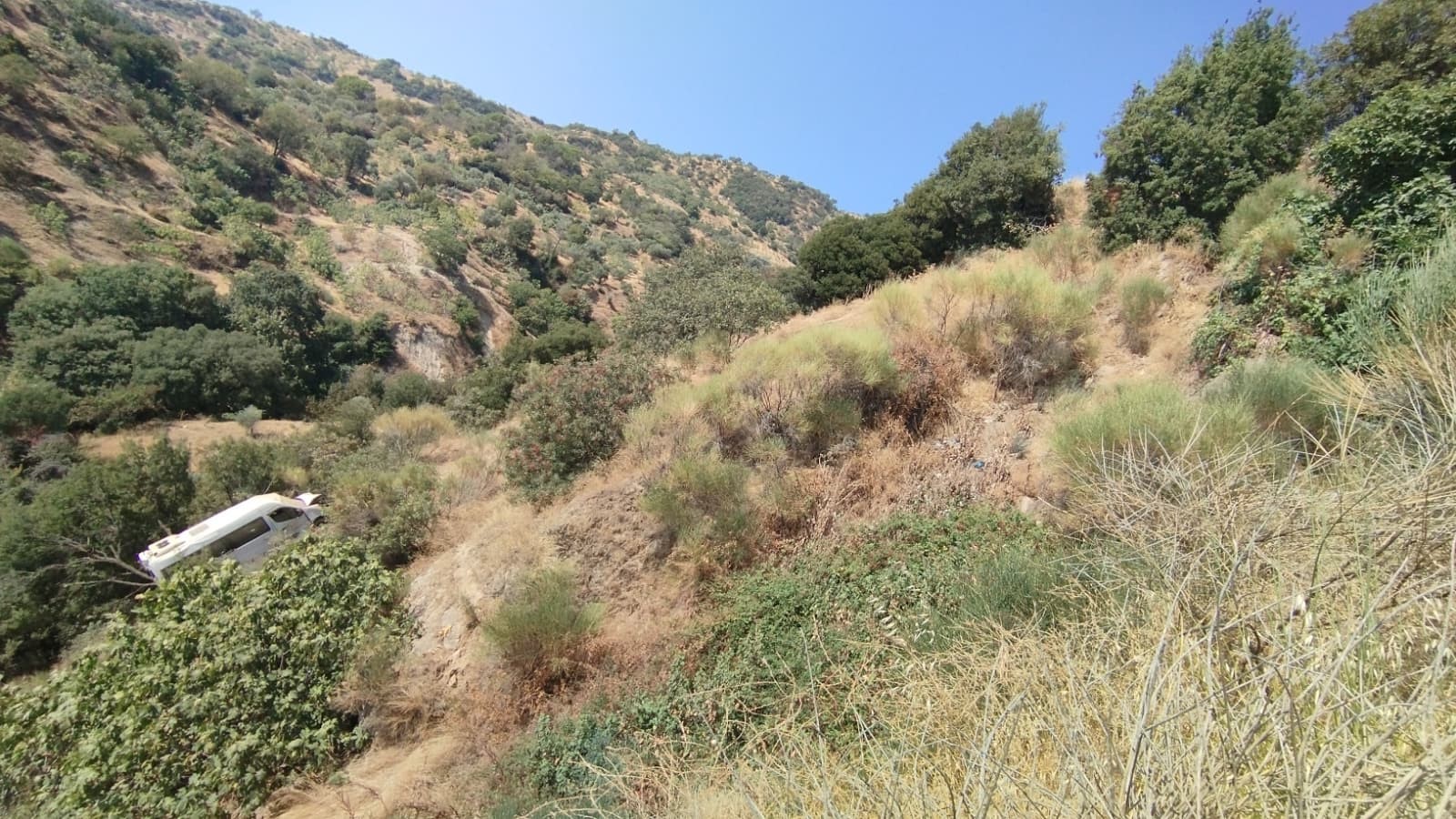 Aydın’da öğrenci servisi yoldan çıkıp uçuruma sürüklendi