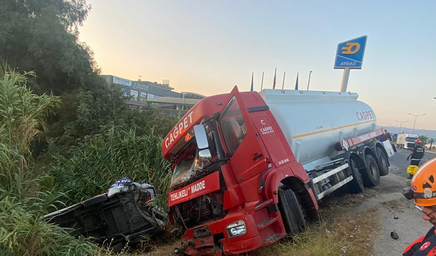 Akaryakıt tankeri ile minibüs çarpıştı: 4 yaralı