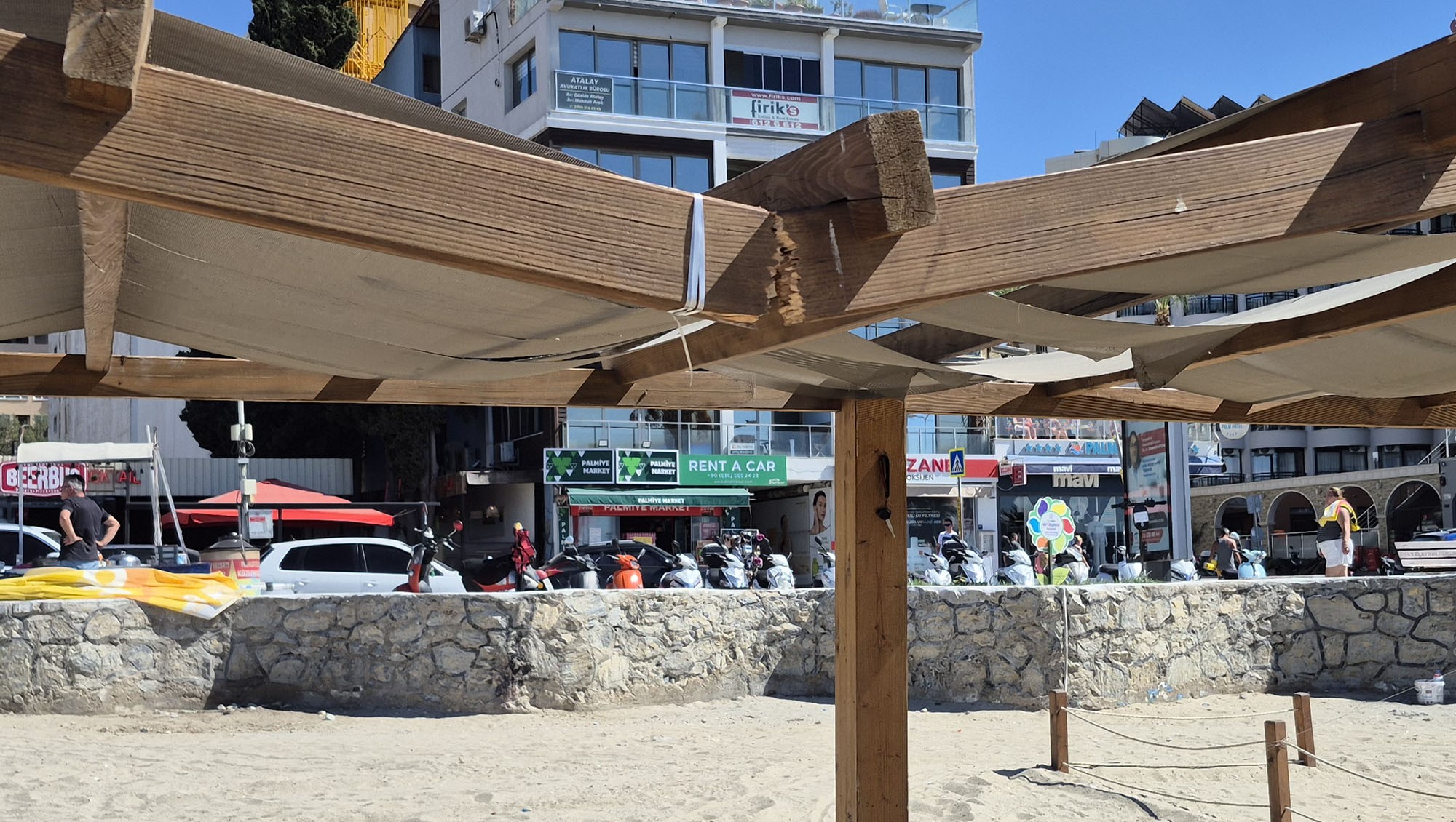 Kuşadası'nda engelli bireyleri güneşten koruyan gölgeliklere zarar verildi