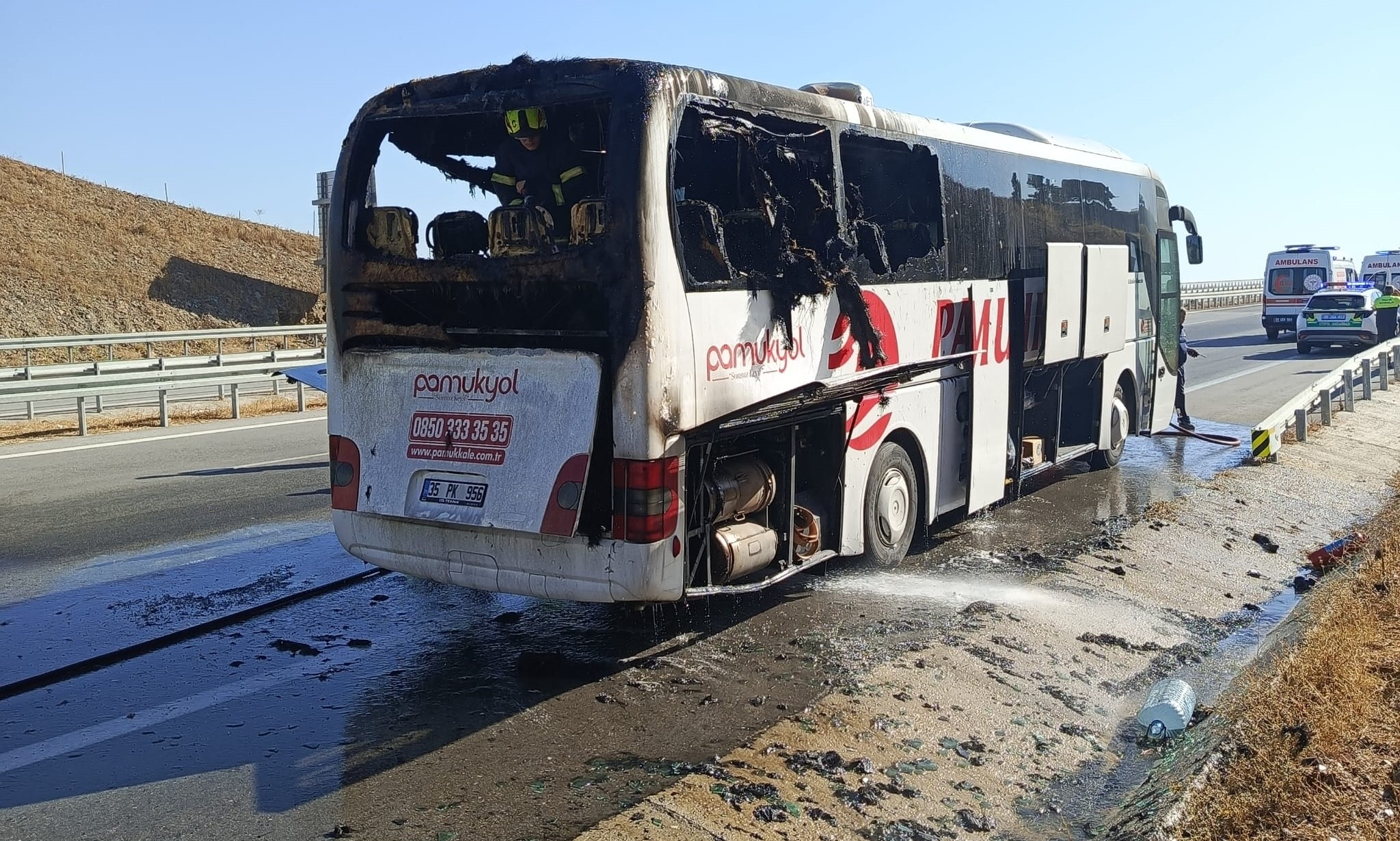 Aydın'da yolcu otobüsü alevlere teslim oldu