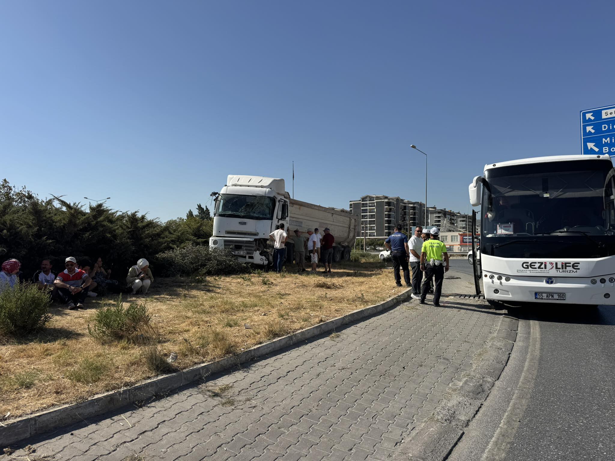 Freni tutmayan tır otobüse çarptı