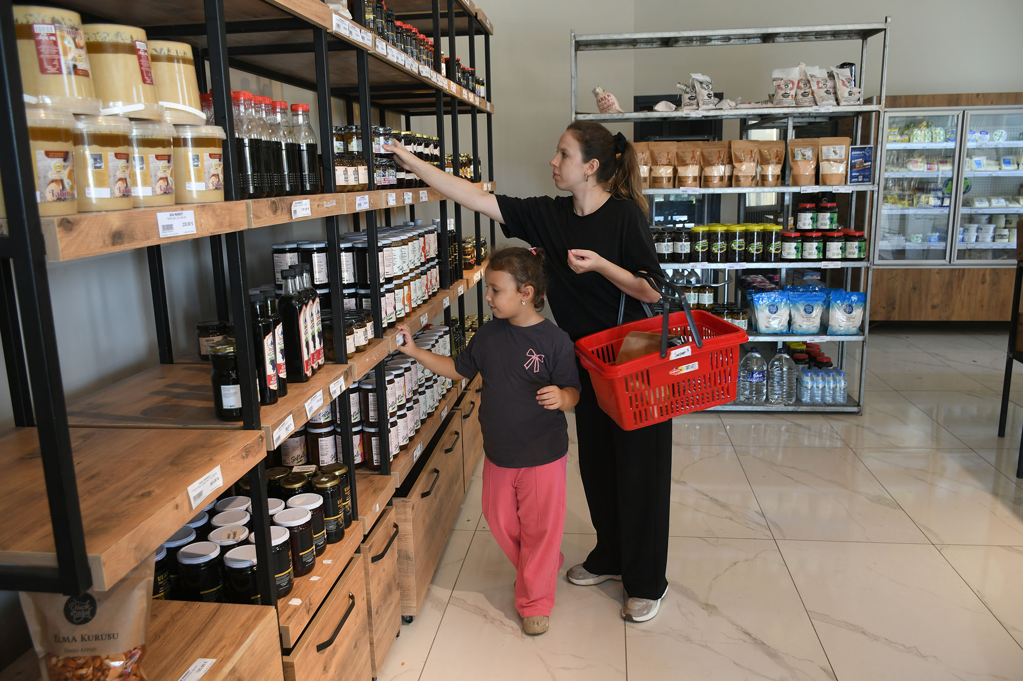 Kuşadası Belediyesi’nden kadın üreticiye tam destek; Halk Ada Market