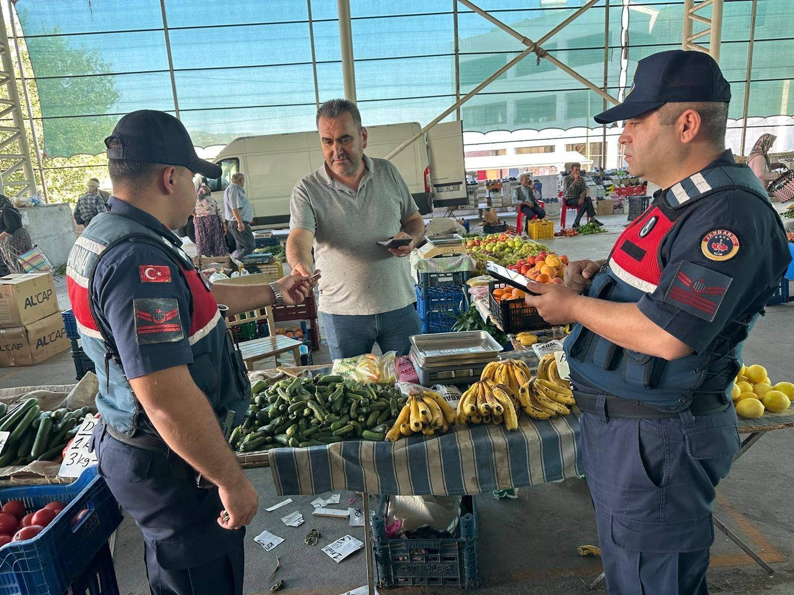 Semt pazarında vatandaşlara dolandırıcılık uyarısı