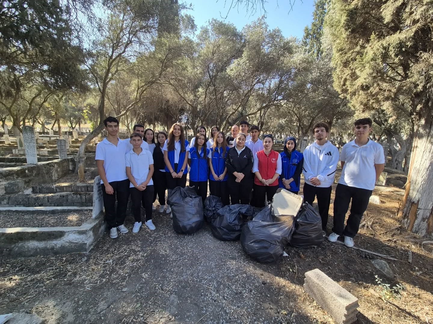 Yenipazar’da gençler şehitlikte temizlik yaptı