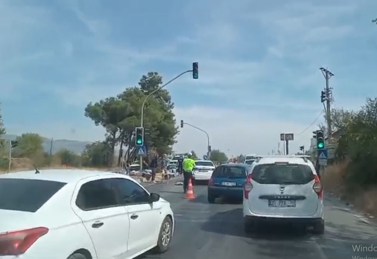 Karayolu incir tarlasına döndü, vatandaşlar ve polis ekipleri yolu açmak için incir topladı