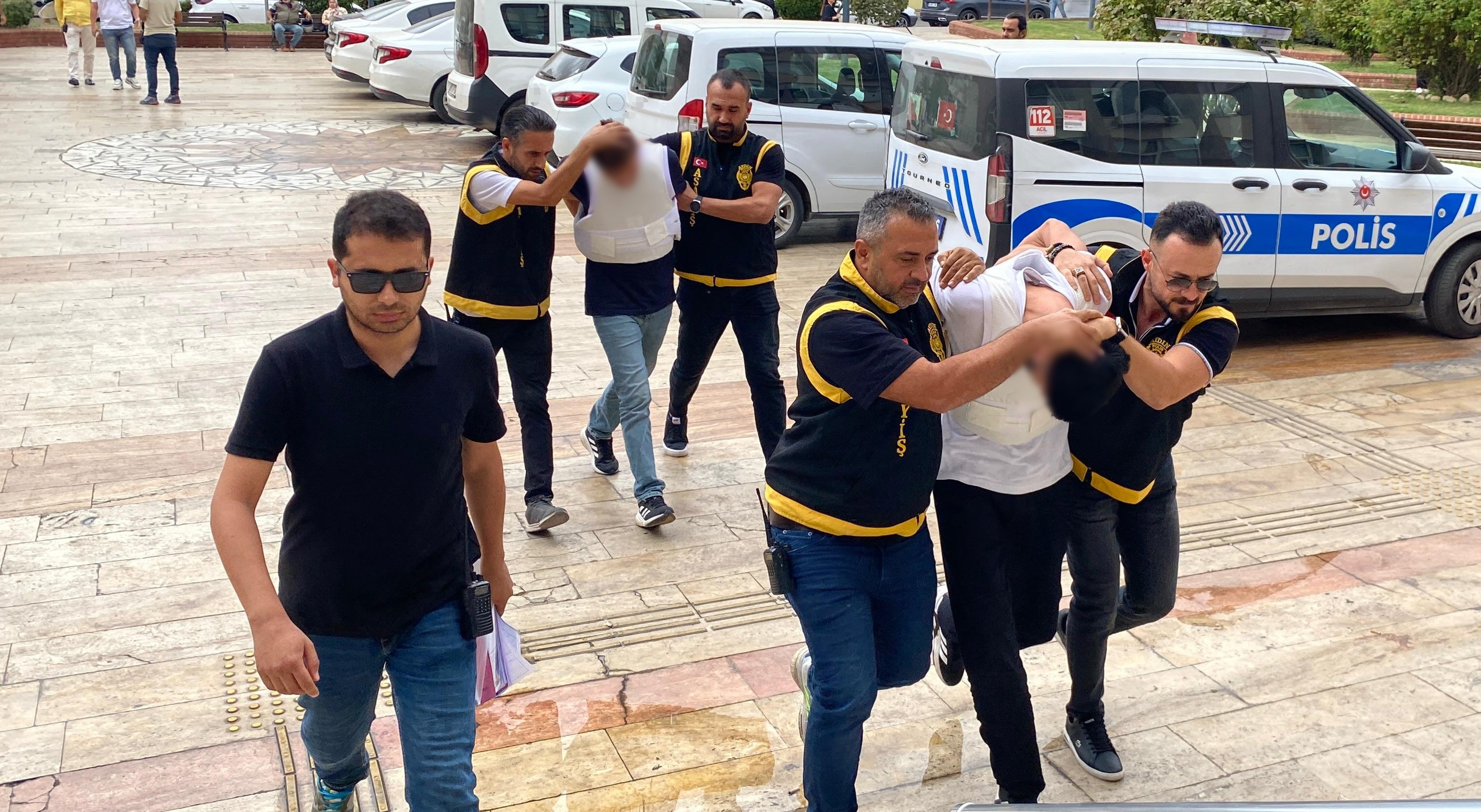 Silahlı kavganın şüphelileri çelik yelekle adliyeye sevk edildi