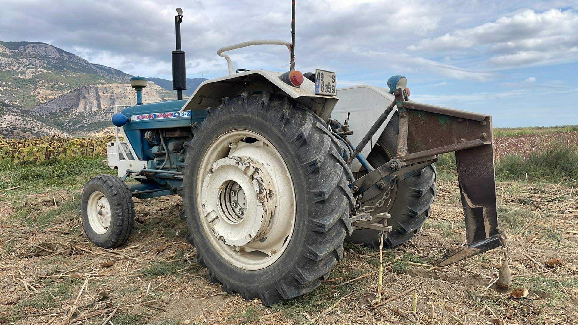 Söke Ovası'nda 52 yıllık traktör zamana meydan okuyor