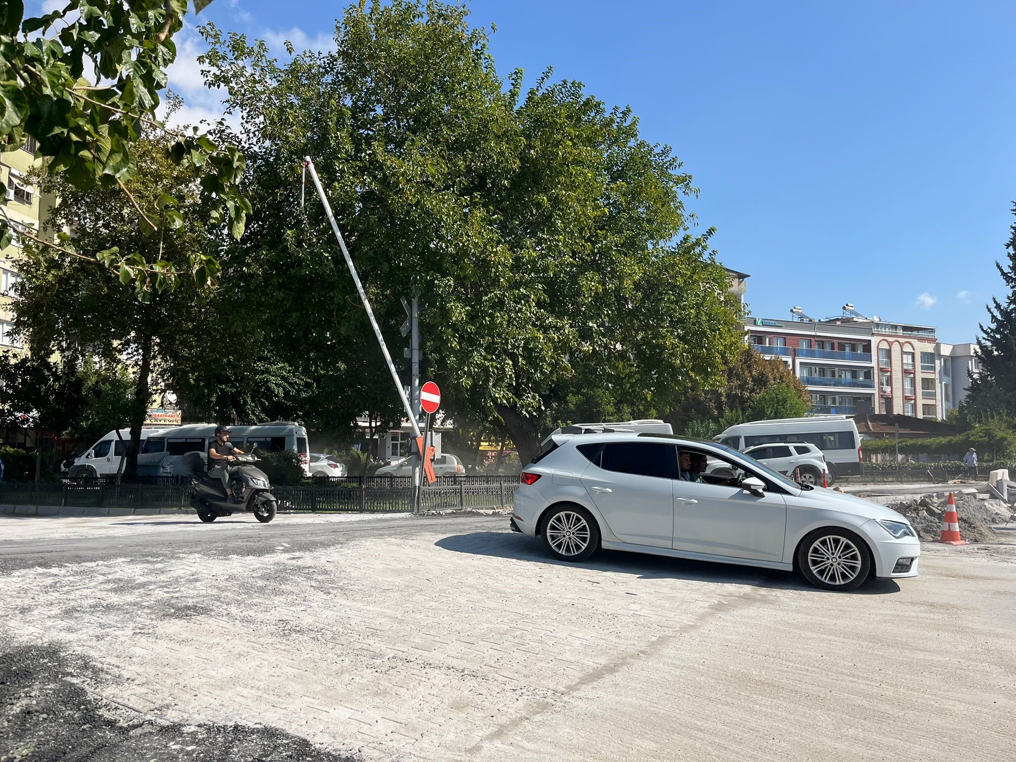 Soğukkuyu hemzemin geçidi araç trafiğine açıldı