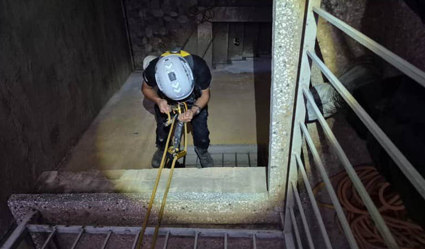 Apartman boşluğunda mahsur kalan yavru kedi kurtarıldı