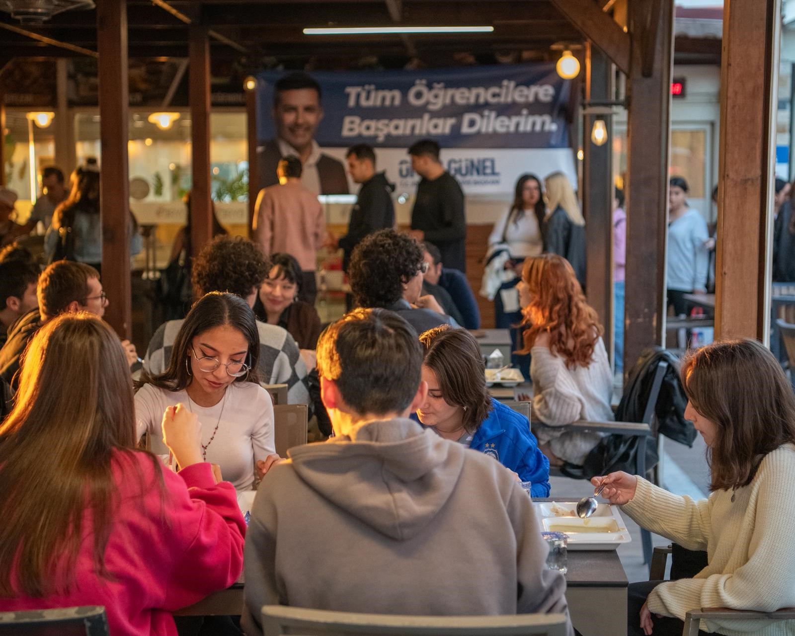Kuşadası Belediyesi sofrasını bu yıl da üniversitelilerle paylaşıyor