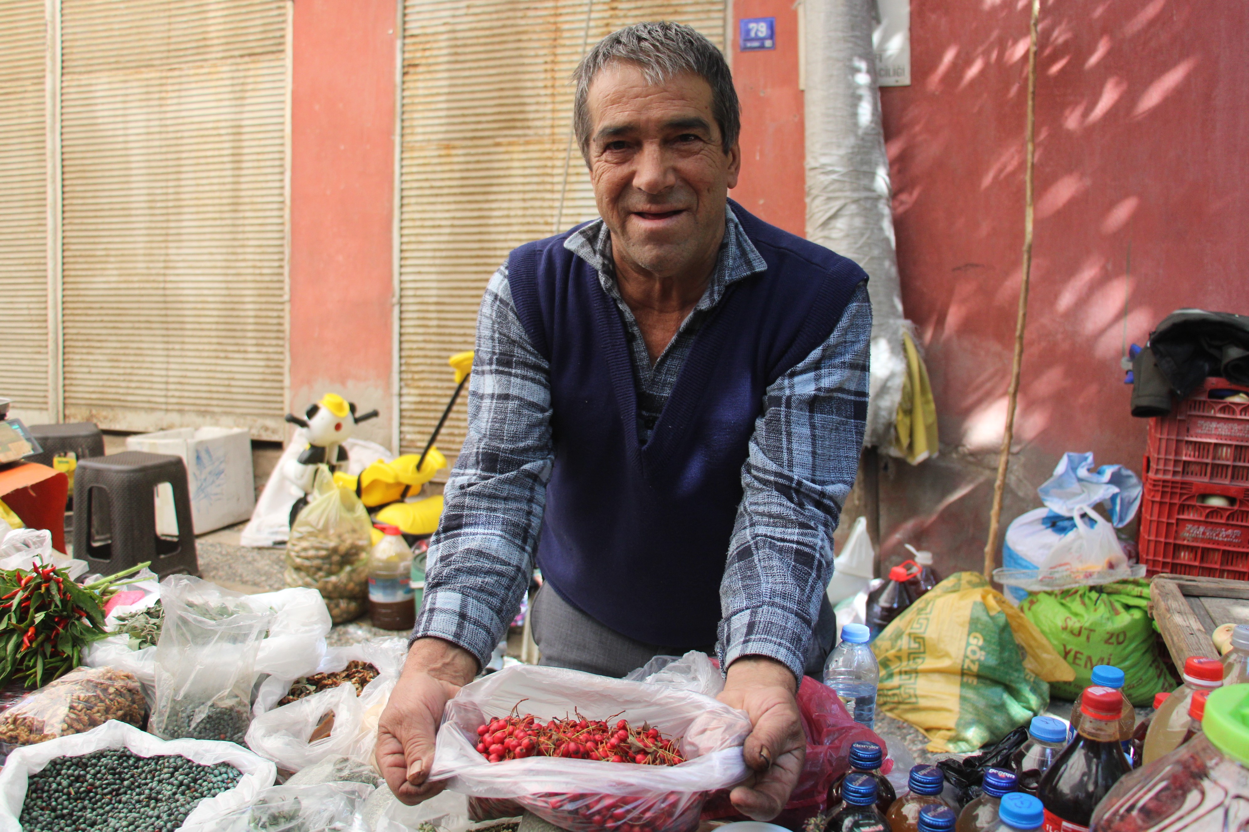 Sonbaharın kırmızısı kızılcık pazar tezgahlarında