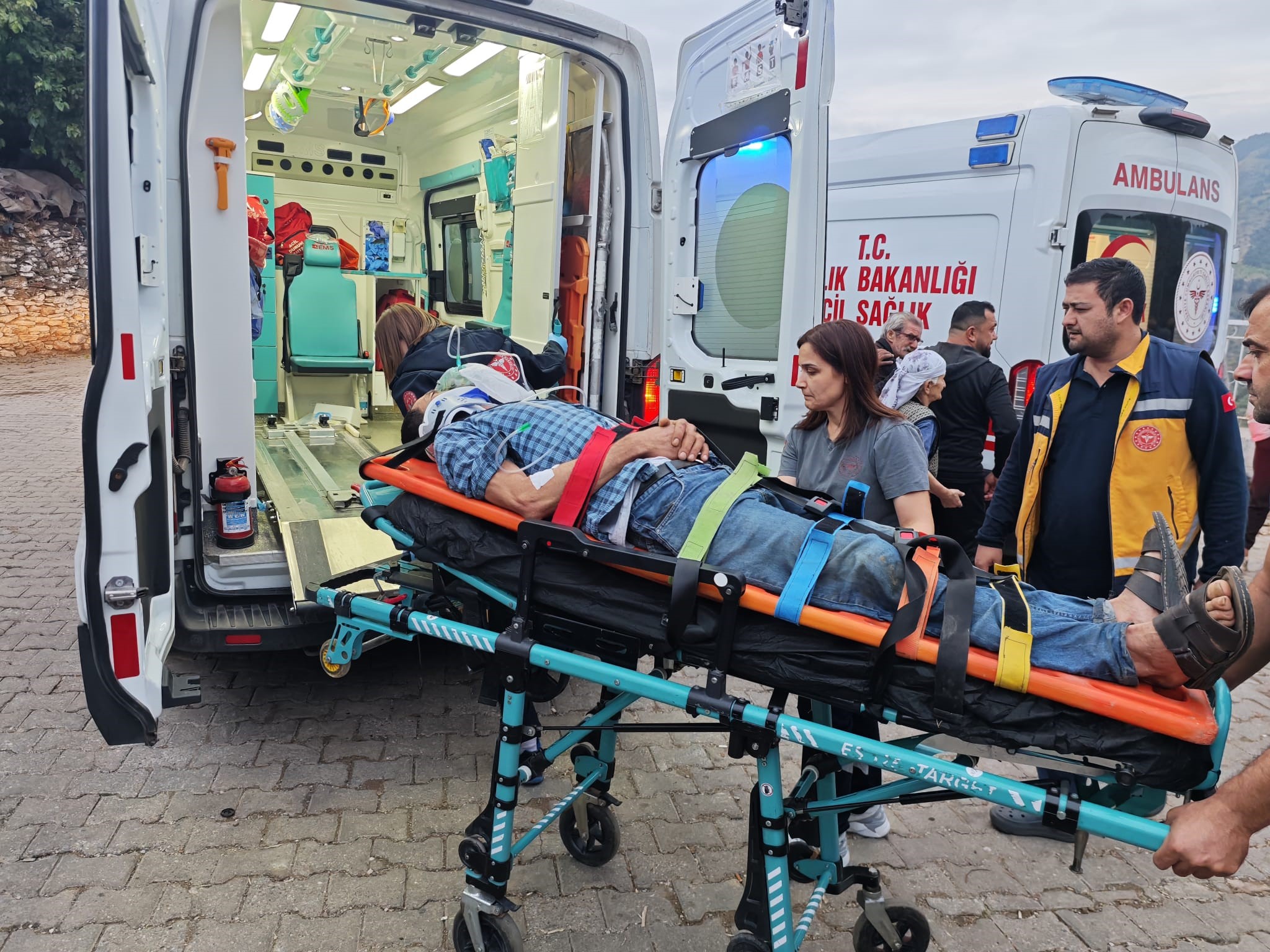Nazilli’de kamyonet uçuruma yuvarlandı: 3 yaralı