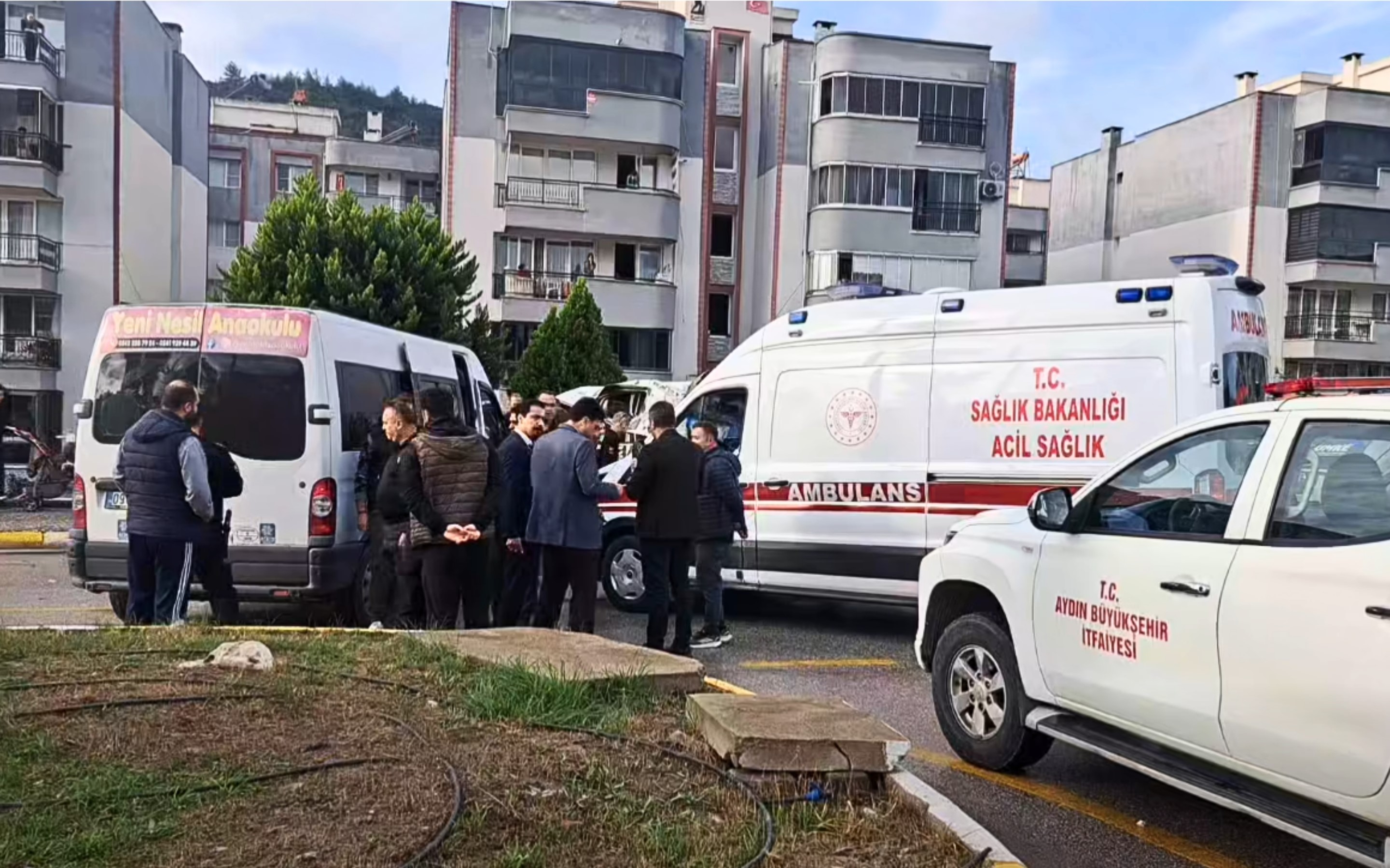 Öğrenci servisleri çarpıştı: 3 yaralı