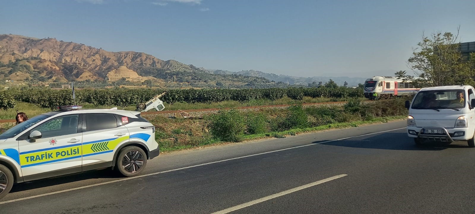 Trenin çarptığı kamyonet ikiye bölündü: 1 yaralı