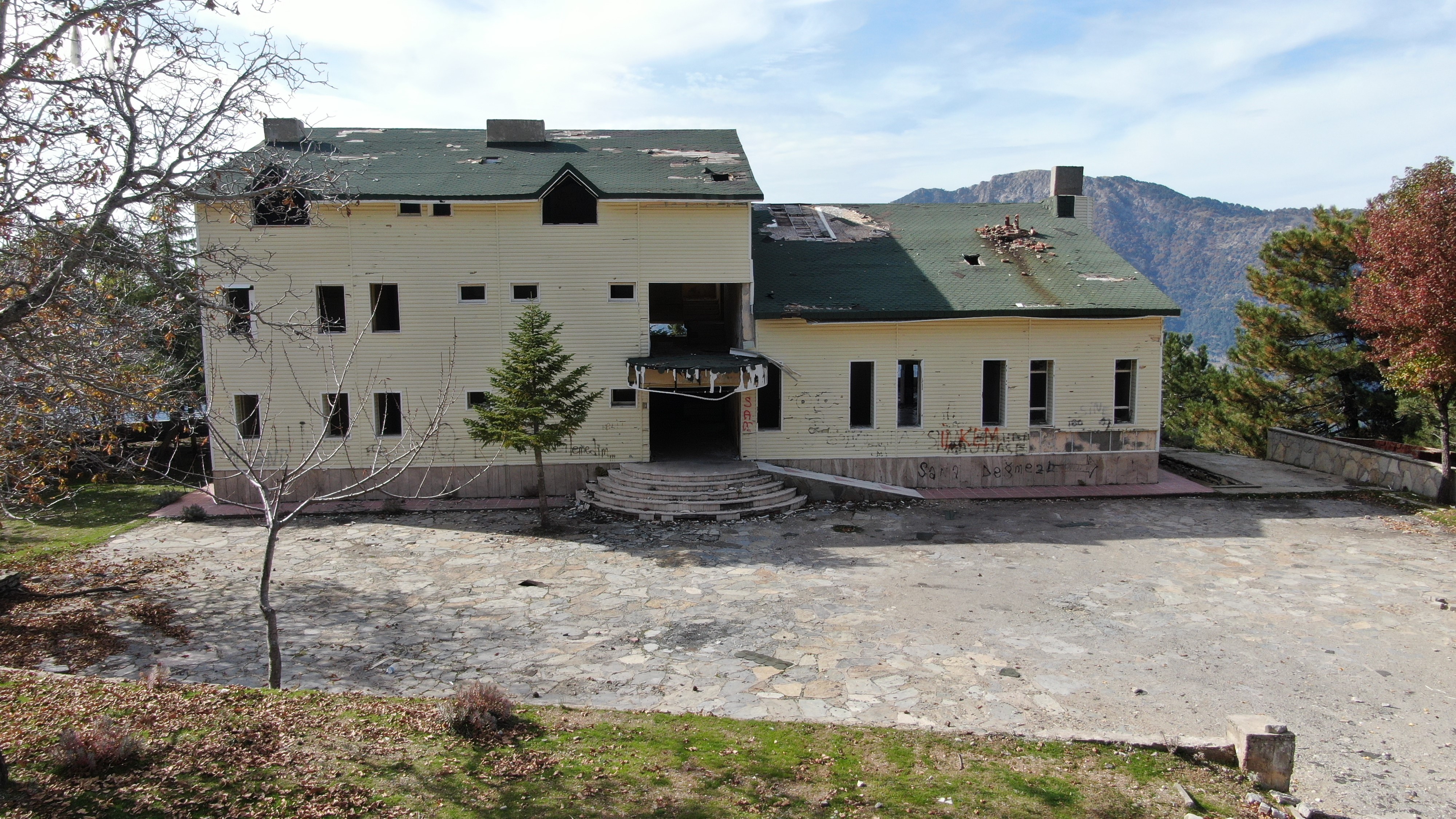 Viraneye dönen Paşa Yaylası Oteli ayağa kalkacağı günü bekliyor