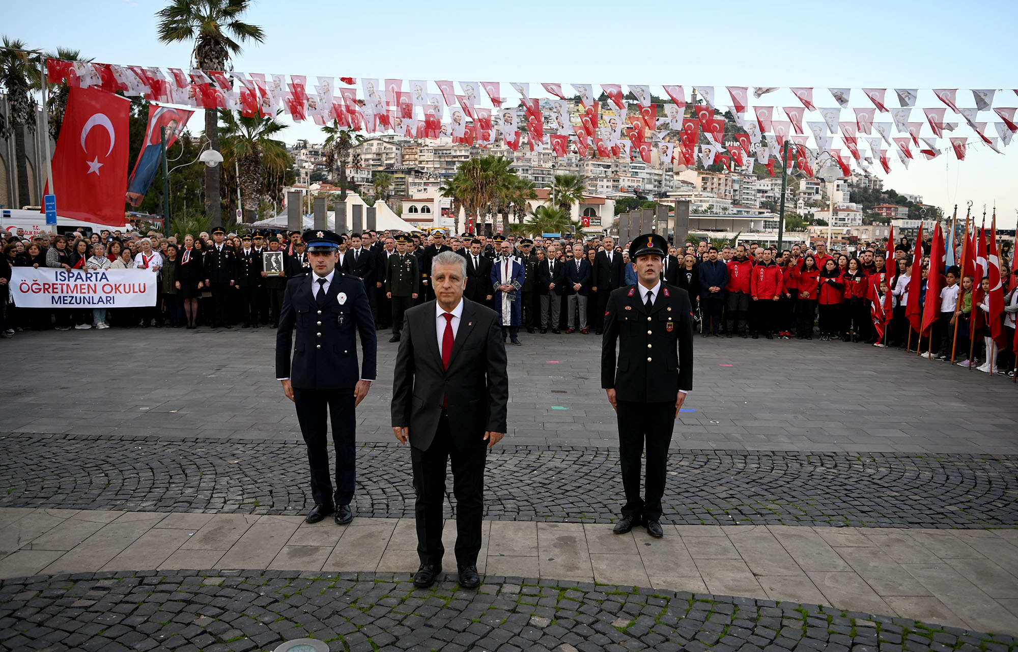 Kuşadası Atasını saygı ve özlemle andı