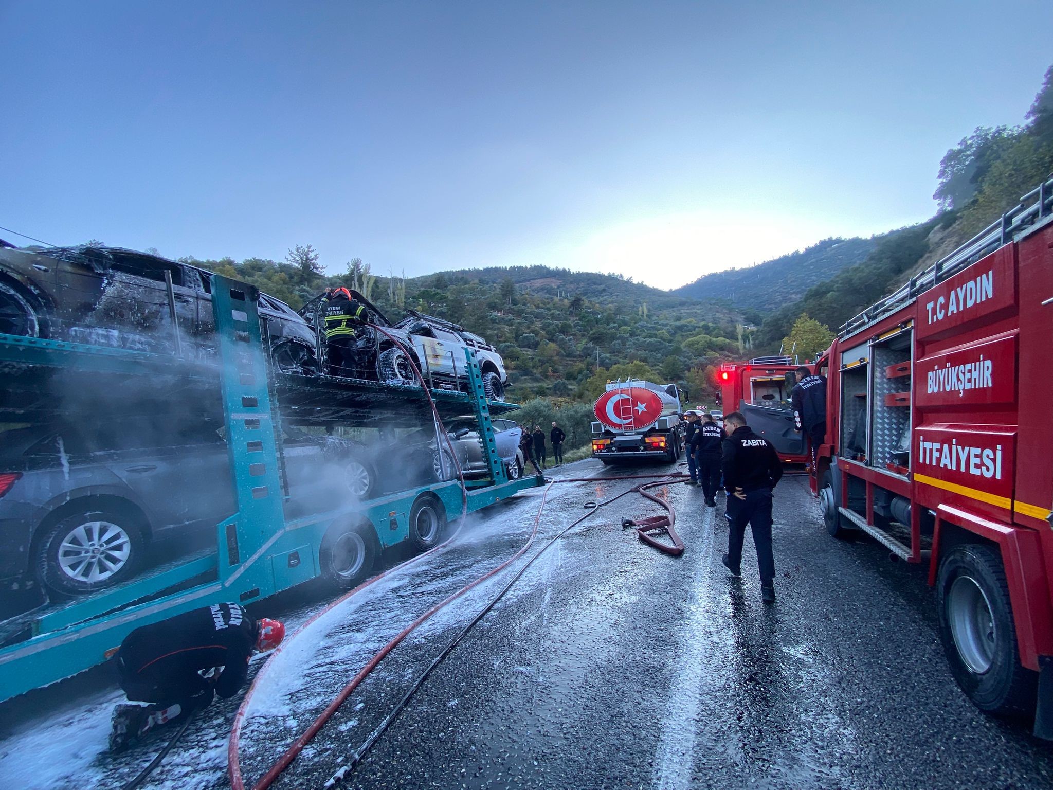 Bozdoğan'da araç yüklü tırda yangın.. Araçlar kullanılamaz hale geldi
