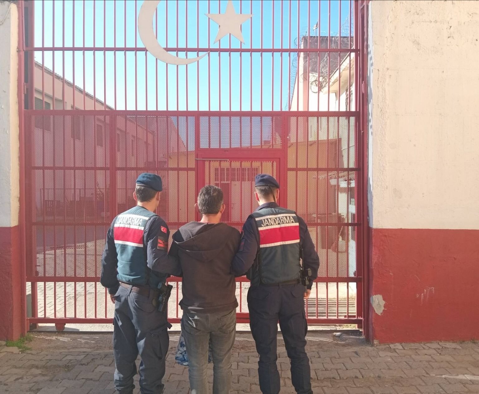 İki ayrı suçtan aranan şahıs yakalandı