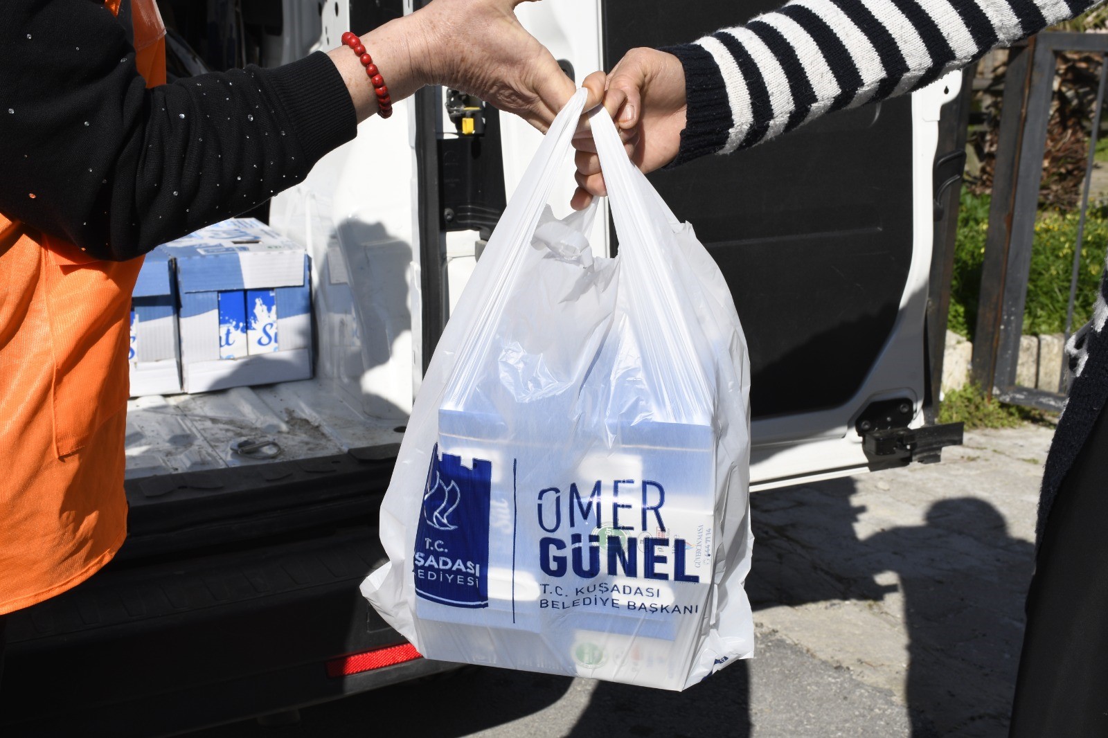 Kuşadası'nda çocukların gelişimi için periyodik süt dağıtımı devam ediyor