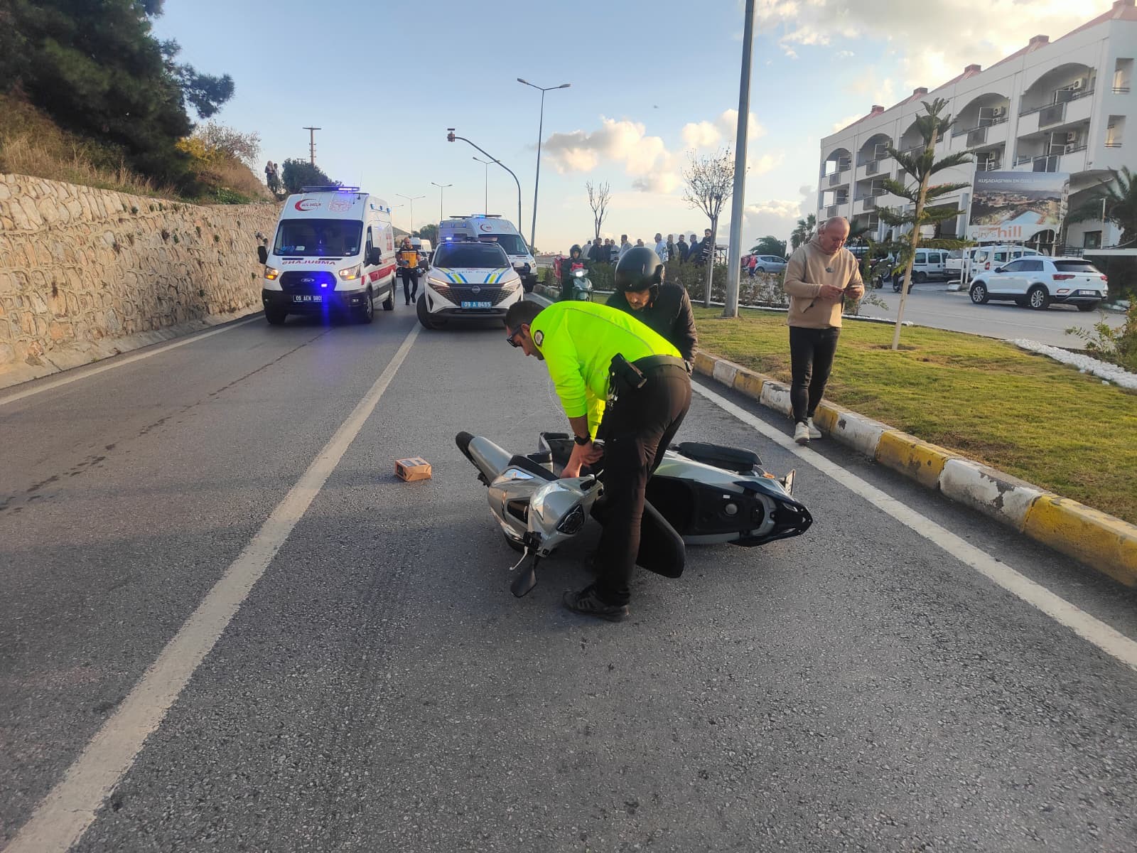 Motosiklet refüje çarptı: 1 ölü, 1 yaralı
