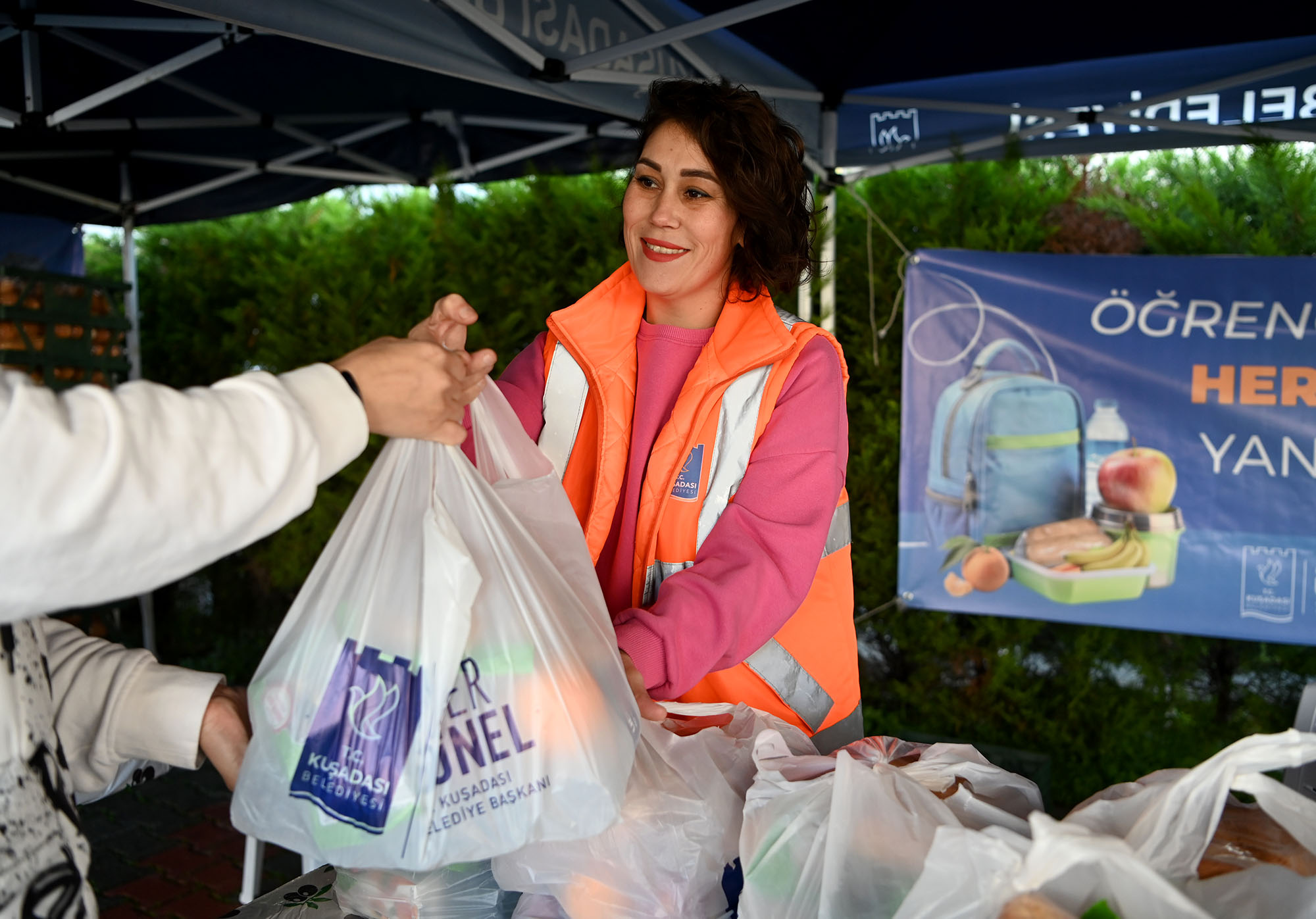 Kuşadası’nda beslenme çantalarını belediye dolduruyor