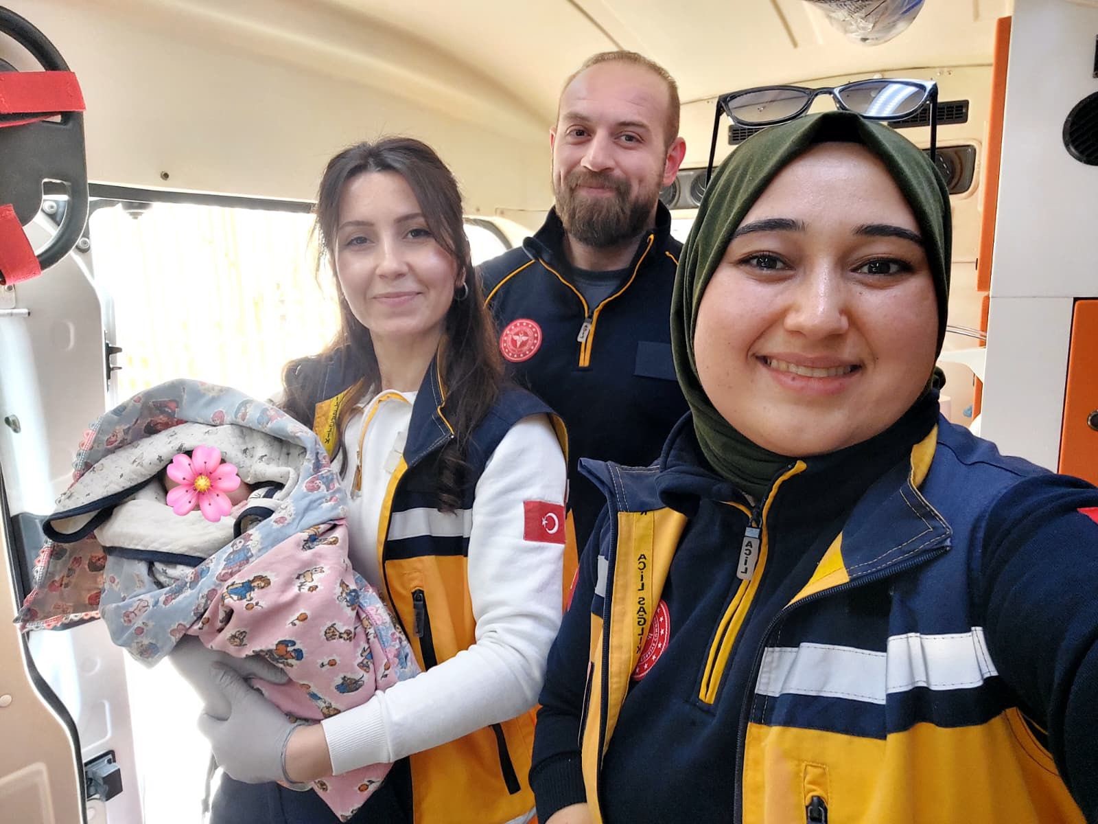 Bozdoğanlı ailenin bebeği ambulansta dünyaya geldi
