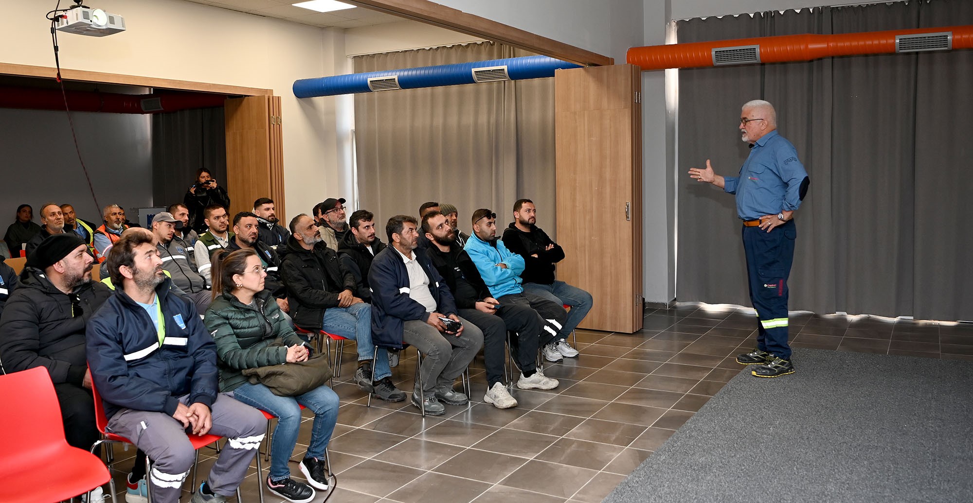 Kuşadası Belediyesi Temizlik İşleri Müdürlüğü personeline 'güvenli sürüş' eğitimi verildi