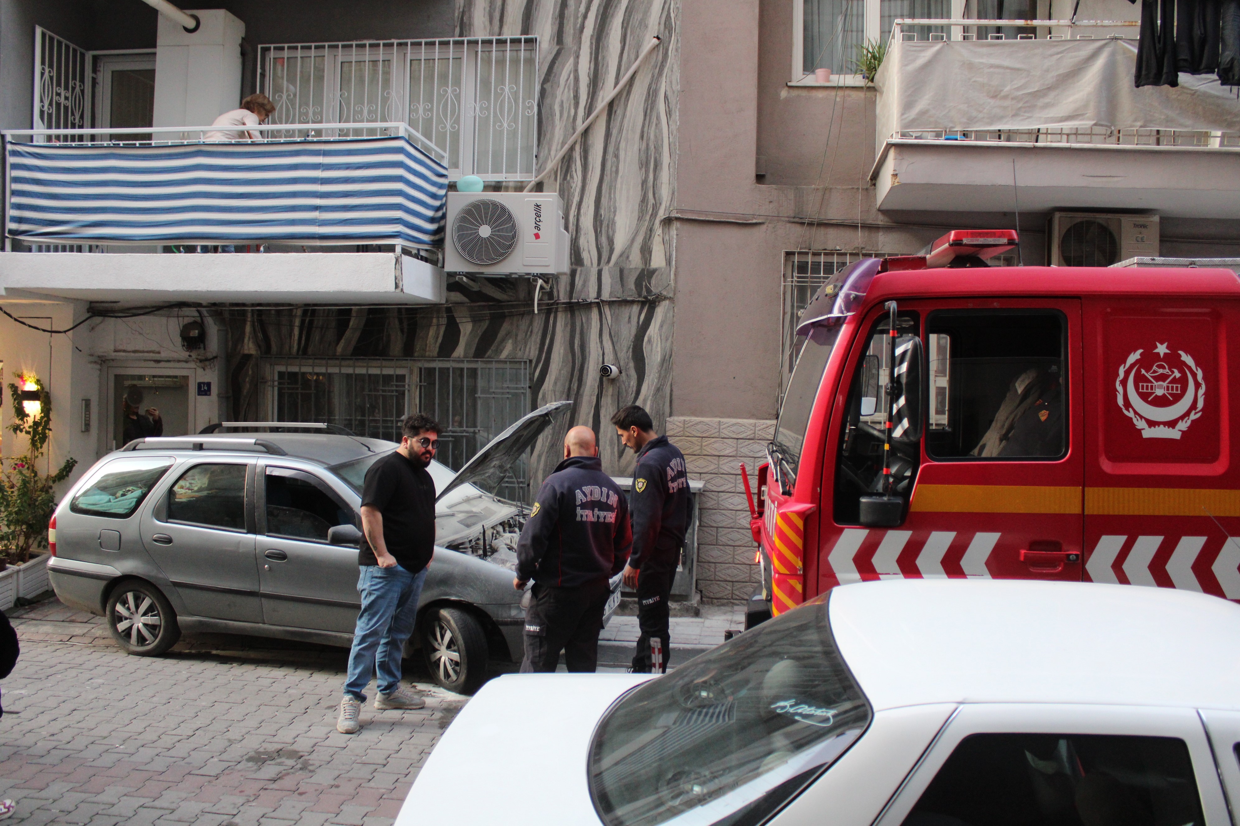 Duyarlı esnaf otomobili yanmaktan kurtardı