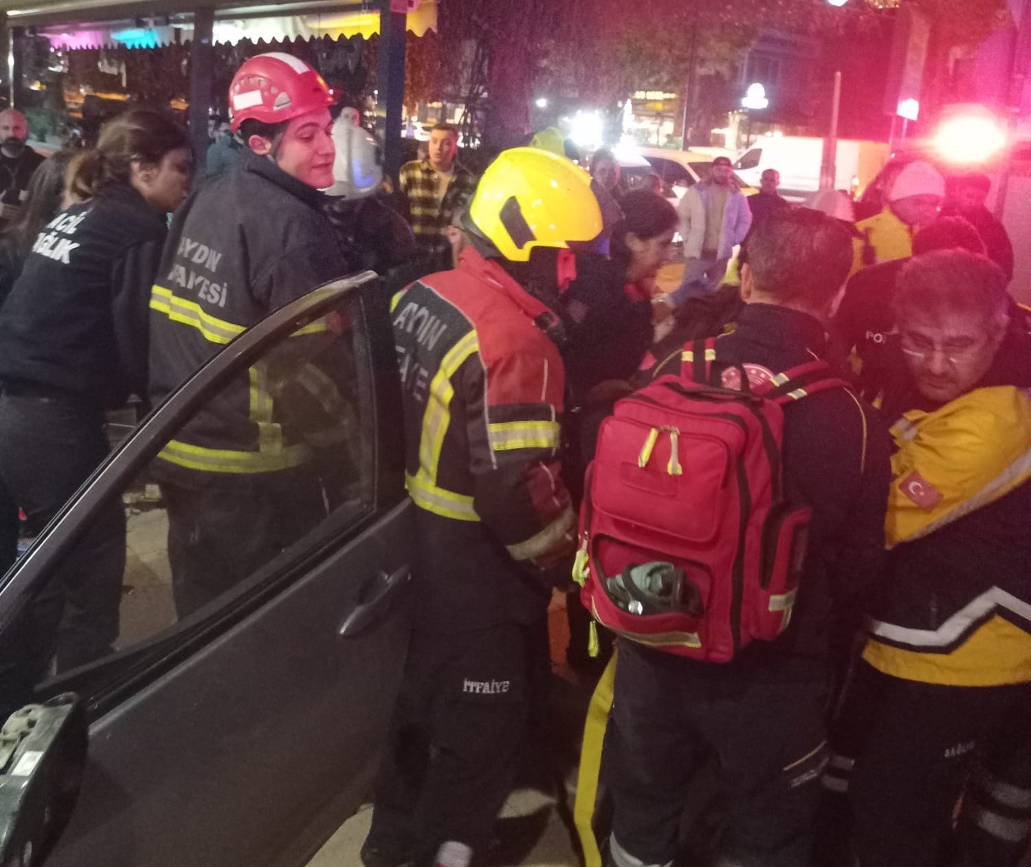 Takla atan araç banka şubesine çarparak durabildi: 2 yaralı